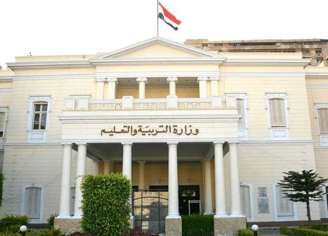 ملخص ما سيتم في المدارس للصف الرابع الابتدائي حددت وزارة التربية والتعليم و التعليم الفني، المعايير التي سوف تطبق في المدارس من بداية العام الدراسي الجديد، حيث سوف يتم إضافة مواد جديدة وهي:. 1-القيم واحترام الآخر، حيث يقوم تدريسها مدرس الغة العربية مع مادة التربية الدينية ، حيث يكون لها نصف فترة من فترات اللغة العربية التي لها 5 فترات اسبوعيًا . 2-المهارات المهنية" المهام الادائية "، تمثل مهامًا قصيرة يمكن للمتعلم الانتهاء منها في زمن قدره حصتان دراسيتان ، حيث تقيس المهارات الأدائية مدى اكتساب الطلاب للمهارا ت، وهي تقدم دليلًا على تحقيق نواتج التعلم المستهدفة خلال الفصل الدراسي ، حيث الحصة الاولى يوزع المعلم للطلاب عدد من المهام المتعلقة بالمقرر الدراسي ، ويختار الطالب واحدة من هذه المهام بحيث ينتهي منها في زمن قدره حصتان داخل الفصل أو المدرسة. ٣-تكنولوجيا المعلومات والاتصالات ، حيث تكون فترة واحدة ويقوم بتدريسها مدرس الحاسب الآلي . 4-التربية الفنية والتربية الموسيقية والتربية الرياضية ، حيث تكون التربية الفنية فترة واحدة والتربية الموسيقية نصف فترة والتربية الرياضية فترة واحدة ،ولا يعتبر الطالب ناجحًا إلا عند حضوره بنسبة لا تقل عن 80% من عدد الحصص في كل منها . 5- أنشطة التوكاتسو، هي أنشطة معروفة باليابان على أنه يركز على جميع مهارات الطالب، من خلال التوسع في الأنشطة بدلا من المناهج وإلغاء كل ما من شأنه الحفظ والتلقين ،واستبداله بمهارات الإبداع والتفكير، حيث لها أنواع مختلفة أبرزها أنشطة الفصل وهي الأنشطة المتعلقة بمشاركة التلاميذ في تكوين الحياة داخل الفصل والمدرسة وتناوب الأنشطة اليومية للفصل،وأنشطة التفاعل مع الحياة اليومية والدراسة والتنويع الذاتية ،والذي يقوم بها رائد الفصل مع الطلاب. 6-اللغة الانجليزية:. "connect ،connect plus" حيث ان "كونكت" فترتين ويدرس للمدارس الحكومية ،و"كوكنت بلس " فترتين ويدرس للمدارس الرسمية والخاصة التي تدرس باللغة الانجليزية. حيث أن هذه المواد تم إضافتها على المواد الأساسية وهي " اللغة العربية ، التربية الدينية الأسلامية أو التربية الدينية المسيحية،الرياضيات ، العلوم ، الدراسات الاجتماعية ". ويعتمد نظام التقييم في الصف الرابع الابتدائي على قياس مخرجات التعلم المواد الدراسية المطورة ، وعلى أن تأتي نتيجة التقييم في صورة أربع ألوان، تعبر عن مدى اكتساب المتعلم للمعارف والمهارات ، وعن طريق الألوان ليتعرف المتعلم على تطور أدائه ، فاللون اأزرق يوضح أن المتعلم قد فاق التوقعات باكتساب المعارف والمهارات "85 إلى 100" ، واللون الأخضر يوضح أن المتعلم قد امتلك المعارف والمهارات المكتوبة "65إلى أقل من 85 "، واللون الأصفر يوضح أن المتعلم في حاجة إلى بعض الدعم " من 50 إلى أقل من 65 " ، واللون الأحمر الذي يوضح أن المتعلم لم يتقن هذه المعارف والمهارات ولا يذال يحتاج إلى الكثير من الدعم "من 1 إلى أقل من 50 " . حيث يتم اعتماد التقييم على تطبيق الاختبارات 3 مرات في كل فصل دراسي مع اداء المهام الأدائية ودراجات المواظبة، ويتم تقييم طلاب الدور الثاني على مادرسوه في الفصليين الدراسيين عن طريق الاختبارات فقطن ولا تعلن نتيجة الفصل الدراسي الأول ولكن تعلن في الفصل الدراسي الثاني .