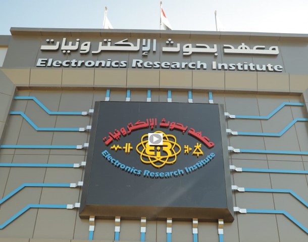 كتبت _ رضوى خالد استعرض خالد عبدالغفار وزير التعليم العالي والبحث العلمي تقريرًا مقدمًا من دكتور شيرين عبدالقادر محرم القائم بعمل رئيس معهد بحوث الإلكترونيات حول توقيع المعهد بروتوكول تعاون مشترك مع شركة تكنوسبيس؛ بهدف عقد المنتدى الإفريقي للابتكار والتكنولوجيا بمعهد بحوث الإلكترونيات بالنزهة، وذلك تحت رعاية وزير التعليم العالي والبحث العلمي، خلال الفترة من ١٢ - ١٣ نوفمبر ٢٠٢١. وأشار التقرير إلى أن تنظيم المنتدى يأتي في إطار تنفيذ توجيهات الرئيس عبد الفتاح السيسي بضرورة الاهتمام بالتكنولوجيا والذكاء الاصطناعي، وفى ضوء الخطة الاستراتيجية للوزارة، والتي تتضمن تعاون الجامعات والمراكز البحثية مع القطاع الخاص ومنظمات المجتمع المدني؛ بهدف مضاعفة الإنتاج المعرفي والتصدي للتحديات المجتمعية، وانطلاقًا من الدور القومي الذي يقوم به المعهد كبيت خبرة في مجال صناعة الإلكترونيات وتكنولوجيا المعلومات والاتصالات بمصر. وأوضحت شيرين عبدالقادر أن المنتدى يهدف إلى تشجيع طلبة المدارس والجامعات والطلاب الأفارقة؛ للبحث عن حلول علمية وعملية لحل العديد من المشكلات في مجالات الزراعة والصناعة والصحة والعقارات والمدن الذكية من خلال استخدام التكنولوجيات الحديثة؛ وذلك لاكتشاف قدراتهم الابتكارية في مختلف مجالات التكنولوجيا مثل: الذكاء الاصطناعي وإنترنت الأشياء وتطبيقات الموبايل؛ لتحقيق رؤية إفريقيا للتنمية المستدامة، بالإضافة إلى تعلم أساسيات ريادة الأعمال، كما يساهم المنتدى في تنمية وتقوية الدور الريادي لمصر في القارة الإفريقية، وتنمية أواصر الصداقة مع دول القارة. وأكدت دكتور شيرين أن معهد بحوث الإلكترونيات سيكون له دور هام ومساهمات كبيرة هذا العام في المنتدى من خلال القيام بالعديد من الأنشطة منها: توفير المتخصصين من أعضاء المعهد لتقديم الدعم الفني المطلوب لكافة محاور المنتدى، وتشكيل لجان من الأساتذة المتخصصين لتحكيم الأعمال العلمية والفنية المقدمة من المشاركين بالمنتدى، وأيضًا دعم المعهد لحاضنة الأعمال الخاصة بالمنتدى فنيًا. جدير بالذكر أنه تم عقد النسخة الأولى من المنتدى الإفريقي للابتكار والتكنولوجيا العام الماضي بمدينة الأقصر بحضور ١٦ دولة إفريقية، ويعد ذلك المنتدى هو أول منتدى إفريقي يجمع طلاب إفريقيا من مراحل عمرية تتراوح بين ٥ سنوات إلى سن ما بعد التعليم الجامعي.
