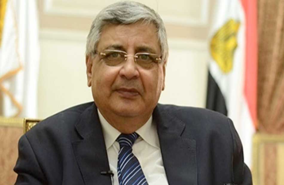 تاج الدين: مصر نوعت مصادر اللقاحات والحصول عليها بدعم رئاسي أكد الدكتور محمد عوض تاج الدين مستشار رئيس الجمهورية للشئون الصحية والوبائية ،اليوم الأحد، أن مصر نوعت مصادر اللقاحات والحصول عليها منذ وقت مبكر بدعم سياسي ورئاسي وتمويل حكومي لتطعيم أكبر عدد من المواطنين. وقال تاج الدين ، في تصريح خاص لقناة "إكسترا نيوز" ، إن مصر حصلت على اللقاحات من مختلف المصادر ، موضحا أن آخر مجموعة لقاحات حصلت عليها مصر من "كوفكس" المنظمة العالمية لتوفير اللقاحات لبعض الدول. وأضاف أن الدولة انفقت حوالي 400 مليون دولار للحصول على كميات كبيرة من اللقاحات ، مشيرا إلى أن الجرعات الاخيرة القادمة ستكون من لقاح فايزر، معربا عن شكره لكافة الجهات الداعمة لمصر . وأكد الدكتور عوض تاج الدين مستشار رئيس الجمهورية للشئون الصحية، أن إدارة أزمة كورونا على مستوى أفريقيا تعاني حتى الآن من نقص شديد في اللقاحات ، موضحا أن دعم الدول الكبرى ومن بينها الولايات المتحدة لمصر ودول أخرى يعتبر انجازا كبيرا. وأشار إلى أن مصر بدأت في عقد اتفاقيات مع المؤسسات العالمية لتصنيع اللقاحات في مصر ، مشيرا إلى أن مصر تمتلك مؤسسة عريقة هي "المصل واللقاح" ، تسمى الآن "فاكسيرا" مقرها الرئيسي العجوزة وأضيف اليها مصنع جديد في مدينة 6 أكتوبر تم تأهيله لتصنيع اللقاح. وأوضح تاج الدين ، أن مصر قامت بعقد الاتفاقيات مع الشركات العالمية لتصبح مصر مصدرا من مصادر تصنيع اللقاحات لحاجة مصر أولا ولحاجة أفريقيا ثانيا والمنطقة بأسرها.