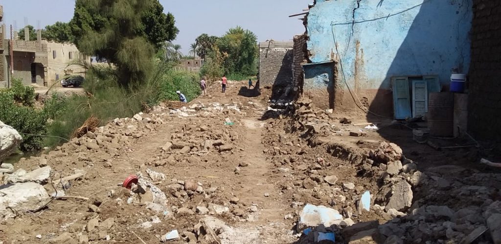 قامت الوحدة المحلية لمركز ومدينة الزينية بمحافظة الأقصر، اليوم الثلاثاء، بتنفيذ قرارات إزالة لـ ٢٠ حالة تعد داخل نطاق الوحدة المحلية لقرية المدامود قبلي علي منافع الري على الجسر المشترك بين ترعة الكلابية وترعة الكرنك الغربية وتضمنت إزالة مبان على مساحة ٩٥٠ م عدد ٣ قراريط  زراعة. جاء ذلك في ضوء تنفيذ القرارات السيادية لإزالة التعديات على أملاك الدولة حرم الري وتوجيهات المستشار مصطفى ألهم محافظ الأقصر لرؤساء المراكز والمدن بتكثيف المرور الدائم والتصدي للتعديات بكافة أشكالها وإزالتها من المهد وبالتنسيق مع وكيل وزارة الري لقنا والمهندس صالح ابراهيم مدير إدارة ري شرق قنا.  قاد الحملة أحمد الهواري رئيس مركز ومدينة الزينية ويوسف أحمد جلال نائب رئيس المركز وأحمد أبوعيش نائب رئيس المركز ومصطفى النجار رئيس قرية المدامود قبلي وعماد أنور محمد سكرتير القرية والمهندس محمد حسين مدير إدارة ري الأقصر والمشرف والمهندس حسام بدوي من هندسة ري الأقصر ووهبة الطاهر حسن مشرف إزالات والمهندس أبو بكر حجاجي مديرالإدارة الزراعية بالمركز.