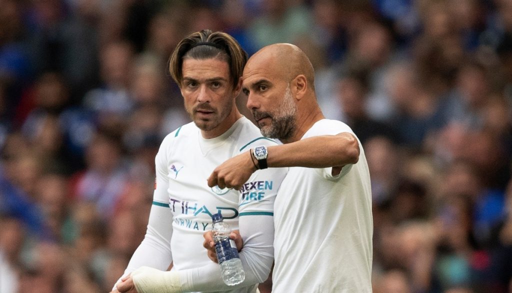 جوارديولا يبرر تعاقد مانشستر سيتي مع جاك جريليش كشف بيب جوارديولا المدير الفني لمانشستر سيتي الإنجليزي لكرة القدم عن مبررات تعاقد النادي مع جاك جريليش من أستون فيلا رغم أن الفريق يحظى بالفعل بوفرة في المواهب الهجومية. وكان الإنجليزي الدولي جريليش قد أصبح أغلى لاعب في الدوري الإنجليزي الممتاز في أغسطس الماضي بانضمامه إلى مانشستر مقابل 100 مليون جنيه إسترليني (138 مليون دولار). وحطم مانشستر سيتي رقمه القياسي في صفقات انتقالات اللاعبين رغم أنه يضم نجوم بارزين أمثال رحيم سترلينج وكيفن دي بروين ورياض محرز وفيل فودين في مراكز الأجنحة الهجومية وخط الوسط المهاجم . وقال جوارديولا، الذي قاد مانشستر سيتي للتتويج بلقب الدوري الإنجليزي ثلاث مرات خلال أربعة أعوام، إن التعاقد مع لاعبين من الطراز الأول هو أمر ضروري من أجل الحفاظ على الانتعاش في الفريق الناجح. وأضاف جوارديولا خلال تصريحاته قبل مباراة مانشستر سيتي المقررة أمام كلوب بروج البلجيكي في دوري أبطال أوروبا، أن النادي تعاقد مع جريليش نظرا :"لكفاءته في الثلث الأخير"، موضحا :"هو قادر على سحب المنافسين والربط مع زملائه." وأضاف جوارديولا :"لدينا عدة لاعبين لكننا أضفنا لاعبا آخر لأننا أمامنا العديد من المباريات في عدة مسابقات. هو في عمر مثالي." وتابع :"على الجميع أن يشعرون بالضغط من جانب اللاعبين الجدد، وعلى اللاعبين الجدد أن يدركوا ما فعله النادي. كل الأندية الكبيرة تفعل هذا."