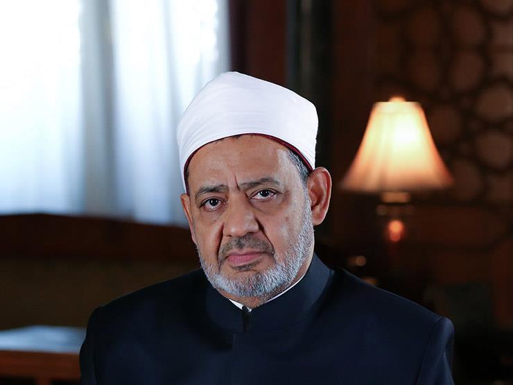 شيخ الأزهر يهنئ الرئيس السيسي والقوات المسلحةوالمصريين بذكرى نصرأكتوبر تقدم الإمام الأكبر د/ أحمد الطيب، شيخ الأزهر الشَّريف، بخالص التهنئة إلى السيد الرئيس عبدالفتاح السيسي، رئيس الجمهورية، القائد الأعلى للقوات المسلحة، والفريق أول محمد زكى وزير الدفاع والإنتاج الحربي، ورجال القوات المسلحة، وجموع الشعب المصري بمناسبة الذكرى ال 48 لانتصارات حرب أكتوبر. وأكد الإمام الأكبر أن هذه الذكرى التي ضربت فيها قواتنا المسلحة الباسلة أروع الأمثلة في التضحية والبطولة من أجل استرداد أرضنا الغالية؛ ستظل تاريخًا للتعبير عن العزة والكرامة، وملحمة لتحرير الأرض والحفاظ عليها. ويجدد الإمام الأكبر دعوته لجموع المصريين، لاستلهام معاني الإرادة والإصرار من انتصارات أكتوبر، ومواصلة العمل في سبيل بناء الوطن ورفعته، سائلًا المولى -عز وجل- أن يرحم شهداءنا الأبرار، وأن يحفظ مصر وجيشها وأهلها من كل مكروه وسوء، وأن يعيد علينا هذه الانتصارات بمزيد من الخير والرخاء والاستقرار.