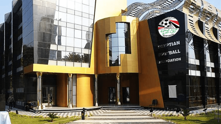 أكد محمود حسين، رئيس لجنة الشباب والرياضة بمجلس النواب المصري أن أغلبية طلبات الإحاطة تخص أحمد مجاهد، بداعي إهدار مبلغ مليون و٣٠٠ ألف جنيه مصري بسبب إقالة حسام البدري من تدريب منتخب مصر، بالإضافة إلى تعيين البرتغالي نيلو فينجادا مديرا فنيا للاتحاد في الوقت الذي لا يوجد فيه أي تطوير في الكرة المصرية. وأضاف: "من ضمن طلبات الإحاطة قرار تعيين شوقي غريب مديرا فنيا للمنتخب الأولمبي، رغم أنه سيبدأ مهامه بعد ٢٠ شهرا، في الوقت الذي سيغادر فيه أحمد مجاهد منصبه بعد أيام، بالإضافة إلى تعيين مدربين بأعينهم في المنتخبات". وتابع: "هناك طلب إحاطة آخر بصرف مبلغ ٥ مليون و٧٠٠ ألف جنيه مصري لأشخاص لا علاقة لهم باتحاد الكرة، وآخر يتحدث عن تربح أحد أعضاء اتحاد الكرة من تذاكر كأس العالم 2018 رغم أنها كانت مجانية، وأخرى مخصصة لاتحاد الكرة تم بيعها ولَم يتم توريد أي مبالغ منها في خزينة الاتحاد". وأوضح رئيس لجنة الشباب والرياضة بمجلس النواب أن الاتهامات منها ماهو في عام ٢٠١٦ أثناء المجلس المنتخب برئاسة هاني أبوريدة، و٢٠١٩ في عهد اللجنة الخماسية برئاسة عمرو الجنايني، و٢٠٢٠ في عهد اللجنة الثلاثية برئاسة أحمد مجاهد. كانت شهدت الساعات الأخيرة العديد من التطورات المثيرة في الكرة المصرية، والتي انتقلت من فوق العشب الأخضر إلى أسفل قبة البرلمان. وكان محمود حسين، قد كشف في تصريحات له عن استدعاء مجلس النواب لبعض رموز الرياضة في مصر، من أجل وجود طلبات إحاطة من قبل أعضاء المجلس. وشملت طلبات الاستدعاء كلا من أشرف صبحي، وزير الشباب والرياضة المصري، وهشام حطب، رئيس اللجنة الأولمبية المصرية، بالإضافة إلى أحمد مجاهد، رئيس اللجنة الثلاثية التي تدير الاتحاد المصري لكرة القدم في الوقت الحالي. وأوضح رئيس لجنة الشباب والرياضة بمجلس النواب أن الاتهامات منها ماهو في عام ٢٠١٦ أثناء المجلس المنتخب برئاسة هاني أبوريدة، و٢٠١٩ في عهد اللجنة الخماسية برئاسة عمرو الجنايني، و٢٠٢٠ في عهد اللجنة الثلاثية برئاسة أحمد مجاهد. هل يعتبر استدعاء اتحاد الكرة تدخلا حكوميا؟ ورفض محمود حسين استخدام ما أسماه بـ"فزاعة التدخل الحكومي"، بعد قيام مجلس النواب باستدعاء ممثلين عن اتحاد الكرة المصري، والذي يخضع للاتحاد الدولي للعبة. وأوضح: "البرلمان يمثل الشعب، وبالتالي لا دخل لطلبات الإحاطة بالتدخل الحكومي واستخدام تلك الفزاعة مثلما حدث في السنوات الأخيرة لغرض معين". وتابع: "نحن نحترم الميثاق الأولمبي وقانون الرياضة، ولا نعتقد أن هناك مصريا سيقرر اللجوء للاستقواء بجهة خارجية، سواء كان الاتحاد الدولي أو غيره". المصدر: وكالات 