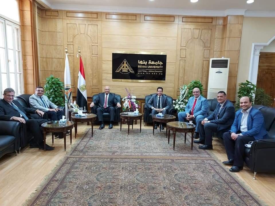 "أبو العينين" يهنئ "سوسة"استقبل الدكتور جمال سوسه رئيس جامعة بنها في مكتبه اليوم الدكتور هشام أبو العينين نائب رئيس الجامعة لشئون الدراسات العليا والبحوث السابق، حيث قام بتقديم التهنئة لتولي مهام منصبه الجديد كرئيساً للجامعة، متمنيا له التوفيق في مهمته الجديدة. وجاء ذلك بحضور الدكتور ناصر الجيزاوى نائب رئيس الجامعة للدراسات العليا والبحوث، والدكتور محمد جمال الدين الأشهب عميد كلية الطب البشري، والدكتور وليد طلعت القائم بعمل عميد كلية العلاج الطبيعي، والدكتور أحمد يوسف المشرف على قطاع وحدة الوافدين، والدكتور محمد جودة وكيل كلية الطب لشئون التعليم والطلاب. من جانبه وجه الدكتور جمال سوسه الشكر لكل رؤساء الجامعة السابقين له ، كما وجه الشكر لقيادات جامعة بنها الحالية ، مؤكدا أن شعار الجميع بالجامعة هو البناء على ما سبق لتحقيق الرؤية التي تستحقها جامعة بنها بحكم تاريخها الكبير . المصدر: قطاع رئيس الجامعة - المكتب الإعلامي بتوليه رئاسة الجامعة