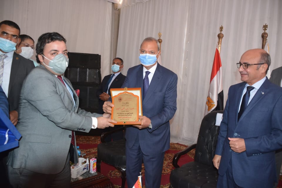 كرم عمرو الحوى نقيب شباب المحامين بشمال القليوبية المستشار عمر مروان وزير العدل واللواء عبد الحميد الهجان محافظ القليوبية مانحا ايهما درعا النقابة ومثنيا على دورهما في النهوض بالوطن. ووجه الحوى خلال لقاءة بوزير العدل ومحافظ القليوبية خالص الشكر لأجهزة الدولة التي تعمل في ظل توجيهات الرئيس عبد الفتاح السيسي رئيس الجمهورية على الارتقاء بالوطن والنهوض به، جاء ذلك عقب قيام وزير العدل ومحافظ القليوبية بافتتاح مبنى محكمة طوخ بعد تطويره بحضور عدد من قيادات الوزارة والمحافظة و أعضاء مجلسي النواب والشيوخ ورجال القضاء والمحامين. حيث تأتي أعمال تجديد المبنى تنفيذاً لتوجيهات الرئيس عبد الفتاح السيسي بتطوير ورفع كفاءة دور العدالة، وتوفير بيئة عمل مناسبة للقضاة والمتقاضين واستهدفت أعمال التطوير رفع كفاءة المبنى وقاعات المحاكمات الجنائية وتجهيزها لتفعيل نظام تجديد الحبس الاحتياطي عن بعد وكذلك قاعات المحاكمات المدنية، كما شملت أعمال التطوير مبنى محكمة الأسرة وإطلاق مكتب أمامي بالمبنى معد لخدمة المواطنين وكذا استراحة المحامين بعد تجديدها، وروعي في أعمال تطوير المبنى أن تتناسب مع كبار السن وذوي الاحتياجات الخاصة . كما شهد وزير العدل افتتاح مأمورية شهر عقاري وفرع توثيق مطور ، وذلك في إطار خطة الوزارة بزيادة عدد المقار وميكنتها ؛ لتسهيل الخدمة على المواطنين . وفي ختام اللقاء هنأ الوزير القضاة ببدء العام القضائي وحثهم على العمل الدؤوب لتحقيق العدالة الناجزة، كما هنأ سيادته العاملين بالمحكمة ووجههم إلى حسن معاملة المواطنين .