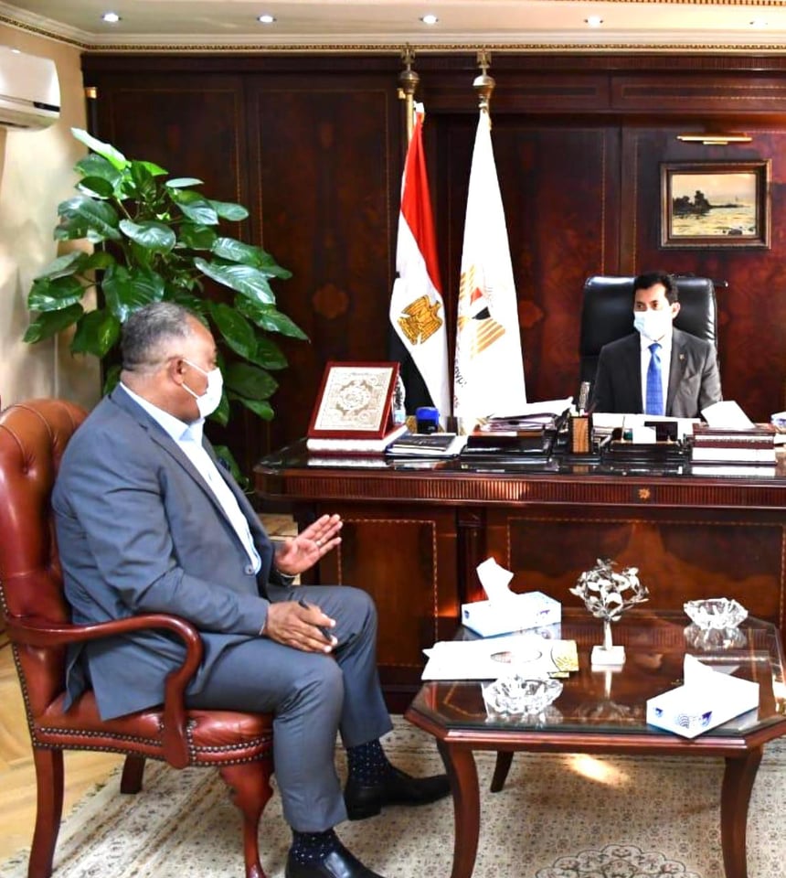 مؤتمر صحفي لإعلان ترتيبات البطوله الأفريقية للملاحة الرياضية بحضور وزير الشباب يعقد الاتحاد الإفريقي للملاحة الرياضية برئاسة اللواء دكتور مؤنس ابوعوف مؤتمرا صحفيا في تمام الساعة 5:30 مساء اليوم الاثنين بمقر وزارة الشباب والرياضة بحضور الدكتور اشرف صبحي وزير الشباب والرياضة للإعلان عن استضافة مصر للمعسكر التدريبي الأفريقي الأول، والبطولة الإفريقية الأولي للملاحة الرياضية، وذلك تحت مظلة الاتحاد الأفريقي للملاحة الرياضية. يحضر المؤتمر كل من اللواء أحمد ناصر رئيس الكونفدرالية الأفريقية للاتحادات الرياضية ، والسيد زوران ميوليفيتش رئيس اتحاد البحر المتوسط للملاحة الرياضية (مندوب الاتحاد الدولي)، وعدد من السادة سفراء الدول المشاركة في الفعاليات. اكد اللواء مؤنس ابوعوف رئيس الاتحادين المصري والإفريقي ان مصر جديرة باستضافة كل الاحداث الرياضية الدولية ، وهو ما يؤكد ان مصر بلد الامن والامان والاستقرار ،ويحرص الاتحاد الافريقي للملاحة الرياضية علي نشر اللعبة في القارة السمراء والتمل دائما علي التطوير والنهوض بها الي العالمية للمنافسة في كل المحافل الدولية. وتوجه اللواء مؤنس ابوعوف بكل الشكر والتقدير لدور الدولة المصرية ووزارة الشباب والرياضة بقيادة دكتور اشرف صبحي لدعم الملاحة الرياضية في مصر وافريقيا.