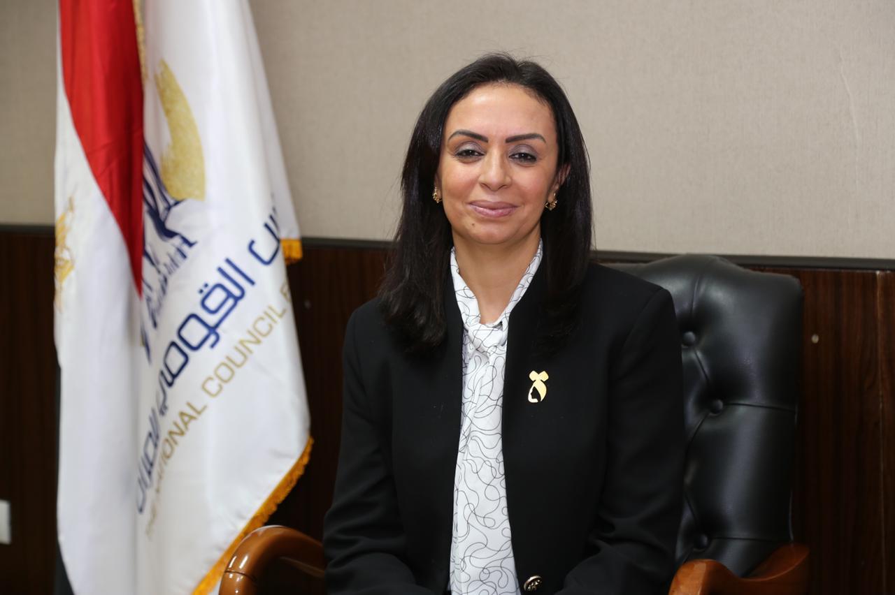 وجه المجلس القومي للمرأة برئاسة الدكتورة مايا مرسي وجميع عضواته وأعضائه التهنئة لجميع القاضيات العضوات في الجهات والهيئات القضائية بمناسبة الاحتفال بيوم القضاء المصري العريق الذي يواكب بداية العام القضائي، وكذلك الاحتفاء بالتحاق المرأة للعمل بالنيابة العامة ومجلس الدولة لأول مرة في تاريخ مصر لتكتمل حقوقها الدستورية في هذا المجال. وقالت الدكتورة مايا مرسي، في بيان أصدرته اليوم، "أنا سعيدة للغاية وفخورة بأن أكون من المحظوظات اللاتي يشهدن هذا اليوم المميز الذي سيظل علامة من العلامات المضيئة والمحفورة في ذاكرة التاريخ المصري، وهو اليوم الذي انتصرت فيه المرأة المصرية وتمكنت من تحقيق حلم طال انتظاره". وأضافت أن ما نشهده اليوم هو ثمرة نضال عظيمات مصر لمدة طويلة تصل إلى 72 عاما بهدف الالتحاق بالعمل بالنيابة العامة ومجلس الدولة فلهن من حفيداتهن كل الحب والشكر والتقدير. وأوضحت أن هذا الإنجاز التاريخي للمرأة المصرية غير المسبوق لم يكن ليتحقق بدون قيادة سياسية حكيمة داعمة للمرأة تتطلع دائماً إلى الأمام، ترسم طريق ومستقبل مصر الحديثة بأحرف من نور، تؤمن أن تنمية وتقدم مصر لن تكون بدون مشاركة سواعد أبناء وبنات هذا الوطن. وأكدت الدكتورة مايا مرسي أن نساء مصر وفتياتها يبعثن برسالة امتنان واعتزاز لهذا القائد العظيم الذي انصفهن وساندهن ودعم وصولهن لأعلى المناصب القيادية، فهن اليوم يعشن حقيقة استمرت لعقود أمراً مستحيلاً، متمنيه كل التوفيق والنجاح لقاضيات مصر الجليلات وأن يكن مصدر فخر واعتزاز للمرأة المصرية، وسبباً في تحقيق العدالة الناجزة. ويحتفل قضاة مصر بعيدهم لأول مرة في التاريخ، خلال عهد الرئيس عبد الفتاح السيسي الذي أصدر قرارَا بأن يكون الأول من أكتوبر من كل عام عيدًا موحدًا للقضاة في جميع الهيئات القضائية المختلفة وتم اختيار هذا اليوم من كل عام لأن قضاة مصر يبدأون فيه عامًا قضائيًا جديدًا، وتنعقد الجمعيات العمومية لجميع المحاكم في مصر ليوزع عمل الدوائر القضائية بمختلف الهيئات، ليبدأ في هذا التاريخ «رسميا» عمل واحدة من أقدس المهن وهي مهنة «القاضي».