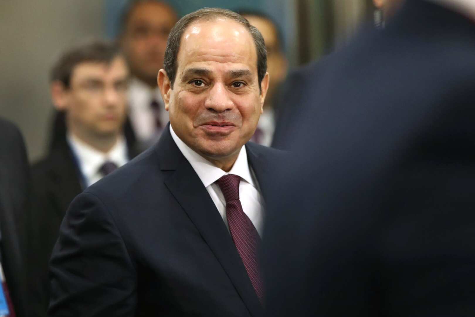 قال الرئيس عبد الفتاح السيسي، إن العاصمة الإدارية الجديدة إعلان للجمهورية الجديدة بعد فترة صعبة مرت بمصر، وذلك خلال مؤتمر صحفي مشترك مع رئيس الوزراء المجري. وأوضح السيسي: "الدولة المصرية حققت الكثير من الإنجازات التي تحدث عنها رئيس الوزراء المجري، متابعا: "هبقى سعيد أوى لما تيجي مصر وتشوف الإنجازات دي خلال افتتاح العاصمة الإدارية الجديدة وده إعلان للجمهورية الجديدة بعد فترة صعبة مرت بمصر". وأضاف الرئيس السيسي، خلال مؤتمر صحفي مشترك مع رئيس الوزراء المجري، أنه يجدد الشكر لرئيس الوزراء المجري على الدعوة وحفاوة الاستقبال وكرم الضيافة، وتفهمه لقضايا المنطقة وأسلوب التعامل معاها، وأيضا قوة الدفع التي تحققت اليوم من خلال الاتفاق على دفع التعاون في المجالات المختلفة سواء الاقتصادية أو الصناعية أو حتى الأمنية، متابعا: "مرة تانية بشكر رئيس الوزراء المجرى.. دائما القائد العظيم الحقيقة اللي قابلته دائما بكون سعيد بمقابلته والحديث معه في كافة الموضوعات.. مرة تانية بشكر رئيس الوزراء وأهنئ الشعب المجري".