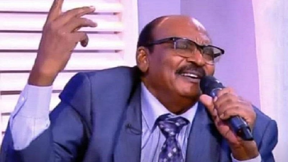 كتبت: منة الله حسن تقرر نقل جثمان عبدالرحمن عبدالله من القاهرة إلى السودان مساء اليوم السبت، لدفنه بمقابر العائلة، وستوفد ولاية شمال كردفان مندوبيها لاستقبال الجثمان والمشاركة في التشييع الأخير. توفي الفنان السوداني الكبير عبدالرحمن عبدالله أمس الجمعة بعد صراع طويل مع المرض، وذلك في القاهرة التي نقل إليها للعلاج وظل عبدالرحمن عبدالله الشهير بـ«بلوم الغرب»، ملازمًا فراش المرض بعد معاناة طويلة مع داء الغضروف الذي ظل يتلقى بسببه العلاج للتعافي منه داخل وخارج السودان. سبق أن قدم عبدالرحمن عبدالله للمكتبة السودانية أجمل الأغنيات التي صنعت له نجومية كبيرة، وكان آخر ظهور إعلامي للراحل حينما زاره رئيس مجلس السيادة الانتقالي عبدالفتاح البرهان في منزله في يوليو الماضي. ومن أشهر أغاني الراحل: البلوم، ضابط السجن، ست الفريق، جدي الريل، شقيش تقول لي مروح، الليموني، وغيرها.