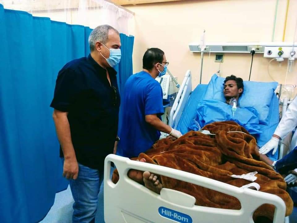 الصحة: إصابة ١٤ مواطناً باختناقات خلال حريق مهرجان الجونة أعلنت وزارة الصحة والسكان، اليوم الأربعاء، عن إصابة ١٤ مواطناً باختناقات إثر نشوب حريق محدود بإحدى القاعات المخصصة لمهرجان الجونة السينمائي، بمحافظة البحر الأحمر . وأوضح الدكتور خالد مجاهد، مساعد وزيرة الصحة والسكان للتوعية والتواصل المجتمعي، أنه فور اندلاع الحريق تم الدفع بـ٢٠ سيارة إسعاف مجهزة لموقع الحريق، لافتًا إلى نقل ٨ حالات إلى مستشفى الجونة وهي الأقرب لموقع الحادث حيث يتواجد وكيل وزارة الصحة بمحافظة البحر الأحمر لمتابعة الحالة الصحية للمصابين والتأكد من تقديم كافة سبل الرعاية الطبية لهم، فيما قدمت الفرق الإسعافية والعيادات المتنقلة الخدمة الطبية ل ٦ حالات بموقع الحريق، كانوا يعانون من اختناقات وإغماءات، وتماثلوا للشفاء وغادروا. وأكد مجاهد تواجد فرق انتشار طبي سريع تضم فرقاً طبية من مديرية الشؤون الصحية والوزارة مزودة بكافة الأدوية والمستلزمات الطبية والوقائية، بالإضافة إلى تمركز عيادات متنقلة تقدم كافة الخدمات الطبية والاسعافية، متواجدة ومتأهبة ضمن خطة التأمين الطبى للمهرجان، بموقع الحريق لتقديم الخدمات الطبية والإسعافية لأي إصابات. وشدد «مجاهد» على استعداد وجاهزية مستشفيات مدينة الغردقة ومحافظة البحر الأحمر بشكل عام، للتعامل مع كافة الطوارئ، فضلًا عن توافر كافة الفرق الطبية من مختلف التخصصات. وأشار إلى أن سيارات الإطفاء التابعة للحماية المدنية سيطرت على الحريق بشكل كامل وتواصل أعمال التبريد في موقع الحريق.