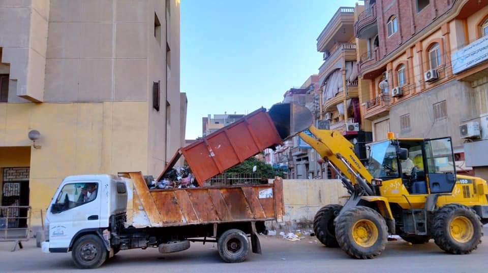 أمر  رئيس مركز ومدينة بيلا  بكفر الشيخ ، جمال ساطور ،  اليوم الجمعة، باستمرار حملات النظافة ورفع تراكمات القمامة من الشوارع والميادين بالمدينة والقري، بجانب رفع كافة تراكمات القمامة والمخلفات وتجميل محيط المستشفي التكاملي بالجرايدة. وواصل قسم النظافة بمجلس مدينة بيلا، برئاسة أحمد فتحي، اليوم، فعاليات حملة النظافة الدورية التي يتولاها مجلس مدينة بيلا  ورفع التراكمات والمخلفات بشوارع المدينة. استهدفت الحملة رفع مخلفات القمامة وتفريغ صناديق القمامة من الشوارع الرئيسية والفرعية بالمدينة، تمكنت خلالها من رفع كميات كبيرة من القمامة والأتربة، مع التخلص الآمن من القمامة والمخلفات لحماية البيئة، بنقلها إلي المقلب العمومي بالمدينة، وذلك للحفاظ على الشكل الحضاري، وتقديم أفضل مستوى من الخدمات للمواطنين. وقاد رئيس الوحدة المحلية لقرية الجرايدة، حملة نظافة مكبرة لرفع تراكمات القمامة والمخلفات من محيط ومداخل ومخارج المستشفي التكاملي بالجرايدة، وبمشاركة معدات وفرق عمال النظافة بالوحدة المحلية للقرية ، تمكنت الحملة خلالها ، من تهذيب الأشجار  وإزالة الحشائش ورفع كميات كبيرة من القمامة ومخلفات الأشجار، بجانب تسوية وتمهيد الشوارع المؤدية والمحيطة بالمستشفي، وسد جميع الفتحات بسور المستشفي، حفاظًا علي  الصحة العامة والمظهر الجمالي بالمستشفي. وقدم رئيس مدينة بيلا، الشكر لعمال النظافة بالمدينة، عرفانا لهم وتقديرا لجهودهم المبذولة في الحفاظ على المظهر اللائق والجمالي للمدينة، مقدرا ما يبذلوه من جهد قائلا: " بدونهم لن تكتمل الصورة الجمالية للمدينة ".