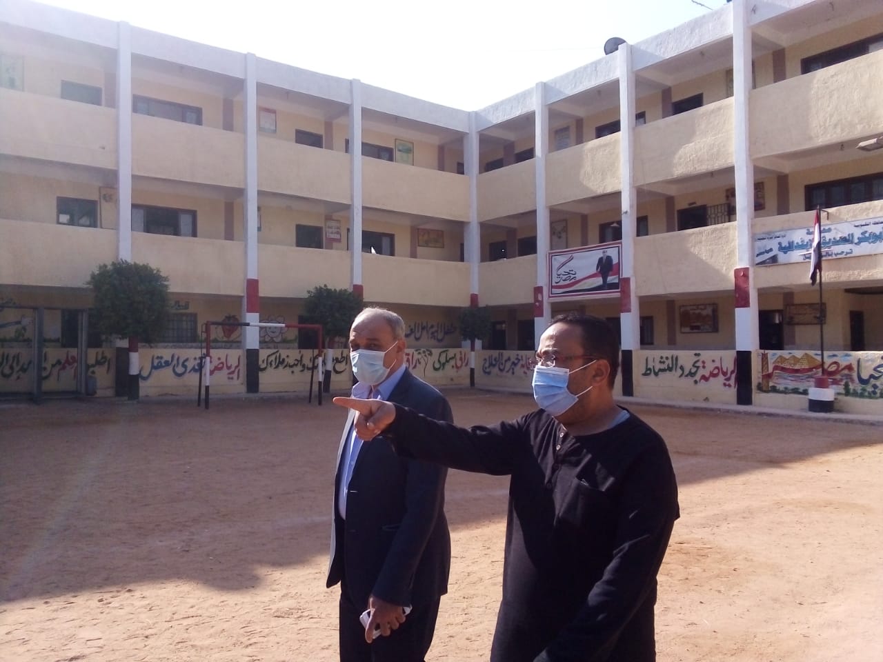 تجولت كاميرا القليوبية في جميع الادارات لرصد الواقع ومعالجة كافة السلبيات والوصول لحل لجميع السلبيات وفق الامكانات المتاحة وإظهار الجوانب المضيئة والمشرقة.  وجاء ذلك تحت رعاية الدكتور طارق شوقي وزير التربية والتعليم والتعليم الفنى، واللواء عبدالحميد الهجان محافظ القليوبية، والدكتور ياسر محمود وكيل وزارة التربية والتعليم بالقليوبية، وسماح إبراهيم وكيل المديرية. قامت اليوم الاستاذه هاله عاشور القائم بأعمال مدير إدارة كفر شكر التعليمية بحضور طابور الصباح بمدرسة الدكتور مصطفى خليل الثانوية بنين بكفر تصفا، تنفيذا للتوجيهات بضرورة متابعة انتظام الدراسه بمدارس المحافظه . حيث "عاشور" تابعت أداء الطلاب التمرينات الرياضية بكل همة ونشاط وتابعت مدرسة كفر تصفا الإعدادية بنات، كما تفقدت الفصول والمعامل وحجرات الانشطة، وتابعت الطالبات داخل الفصول للتأكد من انتظام الدراسة بالفصول. واكدت على ضرورة التطهير والتعقيم للمدرسة بصفة مستمرة وأكدت على النظافة والإلتزام بكافة الإجراءات الاحترازية والتباعد الإجتماعي للحفاظ على الصحة العامة . كما تابعت إيمان النواوي القائم بأعمال مدير إدارة قليوب التعليمية صباح اليوم انتظام الدراسة بمدارس الادارة للعام الدراسي الجديد حيث تم متابعة مدرسة سنديون التجريبية واللإطمئنان على حسن سير الدراسة وكذلك تنفيذ كافة الإجراءات الاحترازية والتباعد الاجتماعي. كما تابع اليوم "سعيد ندا" مدير ادارة شرق شبرا عدد من المدارس ومنها مدرسة الدكتور يحيى المشد الرسمية للغات ومدرسة السيدة خديجة ام المؤمنين الابتدائية للتأكيد على ضرورة العمل على تنفيذا تعليمات وكيل الوزارة للعمل بنظام الفترة الممتدة وتقسيم المدرس الى فترتين لمحاولة حل مشكلة الكثافة فى الفصول والتأكد من عدم وجود اى مشكلة تعوق العملية التعليمية وقد حضر احتفال مدرسة الدكتور يحيى المشد بانتصارات اكتوبر خلال طابور الصباح وشدد على اتباع كافه الاجراءات الاحترازية . كما قام خالد الشربيني مدير الإدارة التعليمية بالقناطر الخيرية وهشام شحاته وكيل الإدارة بحضور طابور الصباح بمدرسه منارات الفكر واستمع إلى الإذاعة المدرسية والنشيد الوطني لتحية العلم. وأطمئن علي انتظام اليوم الدراسي وبعد ذلك توجه لمتابعة مدرسة عمر بن الخطاب الاعدادية بنين وحيث تابع الفصول الدراسية والمعامل وحجرات الأنشطة وتوجه إلى مدرسة أبو بكر الصديق الابتدائية حيث استقبله محمد سيد مدير المدرسة، مشيداً بنظافة المدرسة وتابع مدرسة خالد بن الوليد الاعدادية بنين.