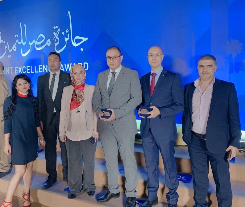 فازت الهيئة العامة للاستثمار والمناطق الحرة بثلاث جوائز في الدورة الثانية من مسابقة مصر للتميز الحكومي، والتي أُقيمت تحت رعاية الرئيس عبد الفتاح السيسي، وبحضور الدكتور مصطفى مدبولي رئيس مجلس الوزراء، وعددا من الوزراء وضيوف الشرف من دولة الإمارات العربية المتحدة. وأعلنت وزارة التخطيط والتنمية الاقتصادية، عن فوز فريق الإدارة المركزية للمناطق الاستثمارية بالهيئة على المركز الثالث في فئة فريق العمل المتميز. وبهذا تكون الهيئة العامة للاستثمار والمناطق الحرة هي الأكثر تتويجًا بين الجهات الحكومية، والجهة الحكومية الوحيدة التي تحصد 3 جوائز ضمن 19 فئة تنافس على جوائزها 2000 مؤسسة وأكثر من ثلاثة آلاف مترشح. وأوضح المستشار محمد عبد الوهاب الرئيس التنفيذي للهيئة العامة للاستثمار والمناطق الحرة أن الفوز بتلك الجوائز يعكس التزام الهيئة الكامل بمعايير التميز وتحقيق الرؤية المستقبلية للدولة من خلال استدامة التطوير والابتكار. وأشار إلى أن الهيئة قد حصلت على جائزة أفضل مؤسسة حكومية تُقدم خدمات ذكية في الدورة الأولى من الجائزة، مما يؤكد الجهود المستمرة للهيئة في تقديم أفضل خدمات ممكنة لدعم جهود جذب الاستثمار، وهو ما يتسق مع إعلان المؤسسات الدولية عن التحسن المستمر في بيئة الاستثمار في مصر