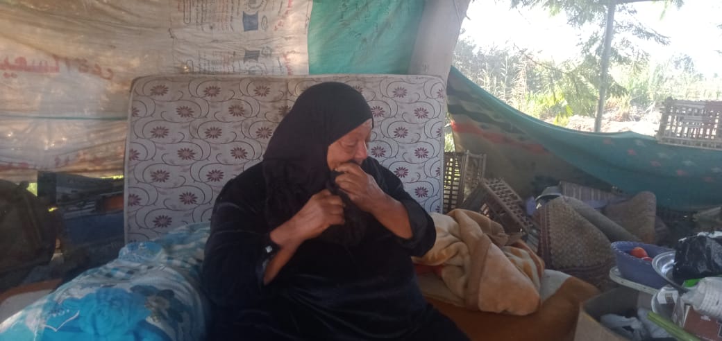 مأساة إنسانية وتراجيديا اجتماعية بطلتها سيدة في العقد السابع من عمرها . الحاجة صباح محمد غياض البالغة من العمر ٧٠ عاما هى صاحبة البطولة في فيلم واقعى يشاهده المارين أمام مزلقان اسطنها بالقرب من قرية كفر الجزار ببنها والذى يمر عبره وبجواره المتجهين نحو الطريق الزراعى القاهرة - الإسكندرية والموجهين إلى محافظات المنوفية والدقهلية وعشرات القرى . في ذلك المكان الموحش والمظلم والباردة ليلا والشديد الحرارة نهارا تنام تلك السيدة التى لم تجد من يحنو عليها فقد طردت من إحدى شقق الايواء العاجل بقرية كفر الجزار وقررت أن تحتمى بشكائر الدقيق لتستتر بها من المطر والبرد والحر منذ عامين والأغرب هو أن كلاب الشوارع صارت أكثر رحمة بها من بعض البشر حيث تتبادل ثلاث كلاب حراستها وهى تنام في الشارع فلا يجروء اى شخص سيء النوايا أن يقترب منها. صباح تلك السيدة العجوز لم تجد بعد عامين وأكثر من المعاناة والنوم في الشارع الا الاستغاثة بالرئيس عبد الفتاح السيسي رئيس الجمهورية بقولها .. ( أنا استغيث بسيادتكم معالى الرئيس فأنت بعد الله عز وجل رمز الأمان لى ورمز القوة التى تحديت بها ظروفي ..فأنا سيادة الرئيس اعيش ب٤٠٠ جنيه فقط هم قيمة معاشى ولا احلم سوى بالستر ما تبقي من عمرى والستر في مماتى . وطالبت صباح محمد غياض التى تلتحف بالسماء في أجواء باردة مع دخول فصل الشتاء بمكان يأويها ومصدر دخل يكفيها مذلة الحاجة ..تحلم بأن تشعر باإنسانيتها وأنها لا زالت من بنى البشر فحياتها رواية مأساوية لأم لفظها أبنائها ولم تجد سوى الشارع ملاذا امنا لها.