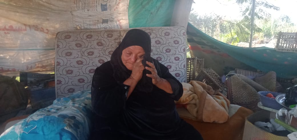 مأساة إنسانية وتراجيديا اجتماعية بطلتها سيدة في العقد السابع من عمرها . الحاجة صباح محمد غياض البالغة من العمر ٧٠ عاما هى صاحبة البطولة في فيلم واقعى يشاهده المارين أمام مزلقان اسطنها بالقرب من قرية كفر الجزار ببنها والذى يمر عبره وبجواره المتجهين نحو الطريق الزراعى القاهرة - الإسكندرية والموجهين إلى محافظات المنوفية والدقهلية وعشرات القرى . في ذلك المكان الموحش والمظلم والباردة ليلا والشديد الحرارة نهارا تنام تلك السيدة التى لم تجد من يحنو عليها فقد طردت من إحدى شقق الايواء العاجل بقرية كفر الجزار وقررت أن تحتمى بشكائر الدقيق لتستتر بها من المطر والبرد والحر منذ عامين والأغرب هو أن كلاب الشوارع صارت أكثر رحمة بها من بعض البشر حيث تتبادل ثلاث كلاب حراستها وهى تنام في الشارع فلا يجروء اى شخص سيء النوايا أن يقترب منها. صباح تلك السيدة العجوز لم تجد بعد عامين وأكثر من المعاناة والنوم في الشارع الا الاستغاثة بالرئيس عبد الفتاح السيسي رئيس الجمهورية بقولها .. ( أنا استغيث بسيادتكم معالى الرئيس فأنت بعد الله عز وجل رمز الأمان لى ورمز القوة التى تحديت بها ظروفي ..فأنا سيادة الرئيس اعيش ب٤٠٠ جنيه فقط هم قيمة معاشى ولا احلم سوى بالستر ما تبقي من عمرى والستر في مماتى . وطالبت صباح محمد غياض التى تلتحف بالسماء في أجواء باردة مع دخول فصل الشتاء بمكان يأويها ومصدر دخل يكفيها مذلة الحاجة ..تحلم بأن تشعر باإنسانيتها وأنها لا زالت من بنى البشر فحياتها رواية مأساوية لأم لفظها أبنائها ولم تجد سوى الشارع ملاذا امنا لها.