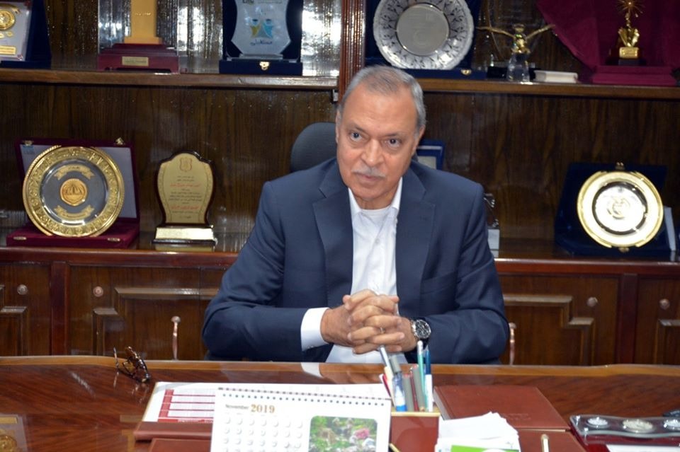 أصدر عبد الحميد الهجان محافظ القليوبية حركة تنقلات بالقرار رقم 1439 لعدد 272 من العاملين بالتنظيم والعاملين بالوحدات المحلية والقرار رقم 1440 لعدد 31 من مهندسي الوحدات المحلية. وأكد محافظ القليوبية أن هذه الحركة تأتي في إطار دفع العمل بمجالس المدن والأحياء، وتطوير كفاءة الجهاز الإداري عن طريق الدفع بالكوادر والقيادات المؤهلة للقضاء على الروتين والعمل على تطوير آلية التواصل الفعال مع المواطنين، وحل مشاكلهم مضيفا أنه سيتم اتخاذ المزيد من الإجراءات التي من شأنها إعادة هيكلة الجهاز الإداري على مستوى الديوان العام ومجالس المدن والاستفادة بالكفاءات والدفع بقيادات جديدة، من شأنها رفع مستوى كفاءة الجهاز الإداري بالمحافظة، مطالبا جميع العاملين على مستوى المحافظة ببذل مزيد من الجهد والارتقاء بالأداء الوظيفي لإنجاز العمل في أسرع وقت ممكن والنهوض بكافة المشروعات التنموية.