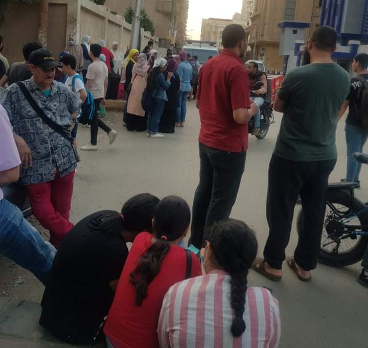 استقبل العشرات من الطلاب وأولياء أمور مدرسة مصطفى كامل الرسمية للغات ببنها المعلم الذى تم تبرئته من جريمة التحرش بعدد من طالبات