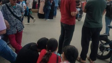 Photo of عشرات الطلاب وأولياء الأمور يستقبلون المعلم البريء من تهمة التحرش بالورود والطبل البلدي والزغاريد