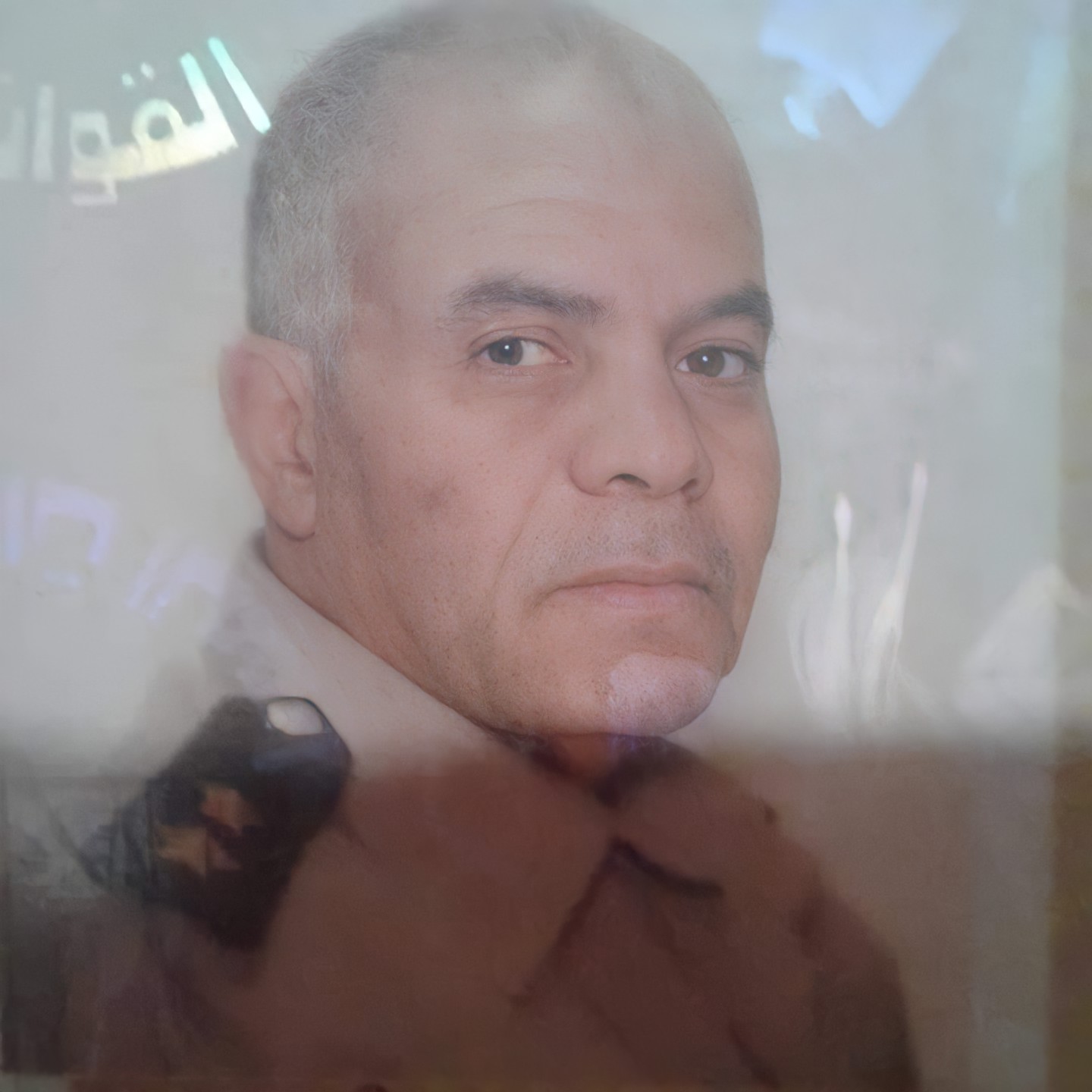 نصر أكتوبر أعظم انتصارات مصر في تاريخها الحديث، فالجيش وضع العدو في مكانه الصحيح أمام العالم بعينه، فتم إعادة تشكيل خريطة القوى في العالم، حتى أصبح الانتصار بصمة للمصريين لم ولن ينسى مهما طال الزمن فستظل ذكريات وبطولات النصر تتوارثها الأجيال لتظهر مدى عبقرية وشجاعة المقاتل المصري. أكد النقيب ناصف العفيفي أحد أبطال الدفاع الجوي في حرب أكتوبر، خلال حواره مع "نبض العالم" أن الإصرار والعزيمة القوية هي السر وراء نجاح حرب أكتوبر وفيما يلي نص الحوار... من هو النقيب ناصف العفيفي؟ النقيب ناصف العفيفي الحاصل على نجمة سيناء بحرب 1973 من الرئيس السادات، صاحب عمر ال 70 عاماً أحد أبرز أبطال حرب أكتوبر، دخل الجيش متطوعاً في عام 1968 ثم اختار سلاح الدفاع الجوي وقوات الحربية، حتى أصبح بكتيبة رادار في الحرب الاستنزاف وحرب أكتوبر وأيضاً حرب الكويت ، قضى بالجيش المصري حوالي 28 عاماً. شاركت في حرب الاستنزاف.. حدثنا عنها ؟ كنت في قاعدة " صوير " الجوية أثناء حرب 67 وعشت هزيمة بشكل قاس للغاية، ورأيت حينها أصعب موقف في حياتي، رأيت وفاة صديقي أمام عيني حينما نزل حتى ينجز بعض المهام الخاصة بالكتيبة وسرعان ما تمت شظايا العدو بفتك رأسه، حتى سار 50 متر من غير رأس لا يعرف اين وجهته ثم اتصدم بشيء ضخم مما هوى على الأرض وتم دفنه في مكان سقوطه بوضع علامة على" موضع جثته". لعب الدفاع الجوي دوراً مهماً حينذاك فما هو ؟ كانت إسرائيل تعتمد على الطيران الجوي بشكل كبير بسبب معرفتها بسهولة اختراق المجال الجوي لمصر ولكن الجيش المصري حينذاك كان أمام الرادار على مدار ال 24 ساعة بالتناوب. كيف استقبلت خبر بداية الحرب؟ حينها كنت أتحدث مع الضابط " أحمد رمزي " الذي فرّ مُسرعاً لتلقيه" المظروف " أي الرسائل الكتابية من مقر الجيش وكان بالشفرات لا أحد يتم معرفة ما به بسهولة ، ليعلن الضابط رمزي ساعة الصفر " ساعة الحرب " ويطلق وضع استعداد رقم 1 لجميع الكتائب ليكونوا على أونه الاستعداد الحربي المفاجئ. حدثنا عن حرب أكتوبر .. وحادثة مقتل ال 75 جندي بطائرة واحدة ؟ كانت ومازالت حرب العزة والنصر والكرامة، والأجيال الحالية يجب أن تعي قيمة الحرب، لأنهم يتعرضوا لحرب غير مباشر مسلح عبر التواصل الاجتماعي وهذا سيؤثر عليهم لاحقاً، أثناء الاختباء في أحد الخنادق المحفورة أراد جندي بالخروج عن طبيعة عمله وأراد اسقاط طائرة بذخيرة ولكن انحرف عن المسار وبالتالي كشف عن مكانه ومكان أصدقائه وتسبب بموت 75 جندي دفعة واحدة لتطاير أجسادهم ويصبحوا أشلاء ، وهذا يعتبر ابشع موقف مررت به أثناء الحرب.
