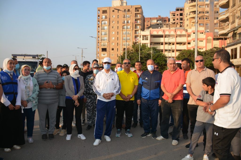 تقدم اليوم عبدالحميد الهجان محافظ القليوبية، والدكتور محمود الصبروط وكيل وزارة الشباب والرياضة بالقليوبية والقيادات التنفيذية بالمحافظة مسيرة شبابية، والتي نظمتها مديرية الشباب والرياضة احتفالا بذكرى انتصارات أكتوبر المجيدة. وانطلق الماراثون من أمام ديوان عام المحافظة في تمام الساعة الرابعة عصرا، بعد إطلاق الدكتور أشرف صبحي وزير الشباب والرياضة إشارة البدء عبر الفيديو كونفرانس بمشاركة المحافظ وعدد من قيادات المحافظة، وشباب البرلمان وفرق الجوالة والكشافة وأعضاء مراكز الشباب على مستوى المحافظة في أجواء احتفالية تنم عن روح الانتماء للوطن وتشجع الشباب على بذل الجهد في سبيل رفعة الوطن وتنمية وعي الشباب بأهمية الاحتفال بذكرى نصر أكتوبر، وإبراز دور أبناء الوطن خلال الحرب و الدفاع عن الأرض وبذل الغالي والنفيس من أجلها. وقام محافظ القليوبية بمصافحة الشباب من حملة الأعلام والحضور المشاركين في المسيرة، مؤكداً على عظمة مصر وقوتها المسلحة وتفوق الجندي المصري وقيادته في التخطيط للمعركة من خلال التدريب وإعداد القوات واختيار التوقيت المناسب، مشيراً إلى أن ملحمة أكتوبر المجيد زاخرة بنماذج عديدة لا تحصى من هؤلاء الأبطال، مما يستوجب في حاضرنا الحالي الإقتداء بهم لبذل الغالي والنفيس حبا في وطننا الغالي. كما أكد على دور القوات المسلحة في حفظ أمن واستقرار البلاد وسلامة أراضيها، مشيداً بما قدمه رجال القوات المسلحة من تضحيات خلال عقود طويلة وما قدمته من شهداء في الدفاع عن تراب الوطن وإعلاء شأنه عبر عصور التاريخ، موجهاً الجميع باستمرار العمل والكفاح بروح نصر أكتوبر العظيم لاستكمال طريق التنمية والبناء والعبور لغد أفضل ومستقبل مشرق لمصرنا الحبيبة .