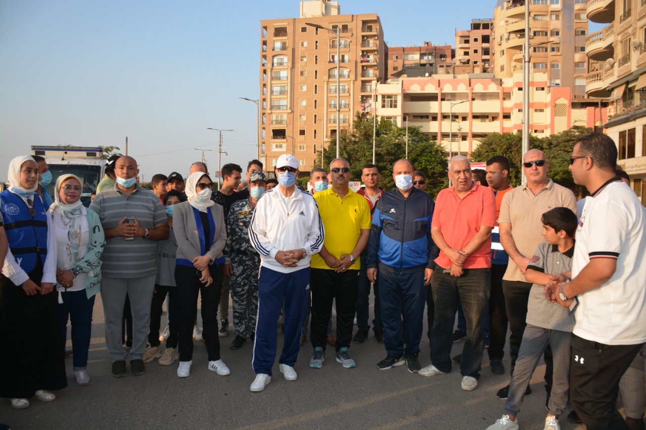 تقدم اليوم عبدالحميد الهجان محافظ القليوبية، والدكتور محمود الصبروط وكيل وزارة الشباب والرياضة بالقليوبية والقيادات التنفيذية بالمحافظة مسيرة شبابية، والتي نظمتها مديرية الشباب والرياضة احتفالا بذكرى انتصارات أكتوبر المجيدة. وانطلق الماراثون من أمام ديوان عام المحافظة في تمام الساعة الرابعة عصرا، بعد إطلاق الدكتور أشرف صبحي وزير الشباب والرياضة إشارة البدء عبر الفيديو كونفرانس بمشاركة المحافظ وعدد من قيادات المحافظة، وشباب البرلمان وفرق الجوالة والكشافة وأعضاء مراكز الشباب على مستوى المحافظة في أجواء احتفالية تنم عن روح الانتماء للوطن وتشجع الشباب على بذل الجهد في سبيل رفعة الوطن وتنمية وعي الشباب بأهمية الاحتفال بذكرى نصر أكتوبر، وإبراز دور أبناء الوطن خلال الحرب و الدفاع عن الأرض وبذل الغالي والنفيس من أجلها. وقام محافظ القليوبية بمصافحة الشباب من حملة الأعلام والحضور المشاركين في المسيرة، مؤكداً على عظمة مصر وقوتها المسلحة وتفوق الجندي المصري وقيادته في التخطيط للمعركة من خلال التدريب وإعداد القوات واختيار التوقيت المناسب، مشيراً إلى أن ملحمة أكتوبر المجيد زاخرة بنماذج عديدة لا تحصى من هؤلاء الأبطال، مما يستوجب في حاضرنا الحالي الإقتداء بهم لبذل الغالي والنفيس حبا في وطننا الغالي. كما أكد على دور القوات المسلحة في حفظ أمن واستقرار البلاد وسلامة أراضيها، مشيداً بما قدمه رجال القوات المسلحة من تضحيات خلال عقود طويلة وما قدمته من شهداء في الدفاع عن تراب الوطن وإعلاء شأنه عبر عصور التاريخ، موجهاً الجميع باستمرار العمل والكفاح بروح نصر أكتوبر العظيم لاستكمال طريق التنمية والبناء والعبور لغد أفضل ومستقبل مشرق لمصرنا الحبيبة .