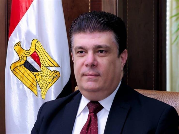 حسين زين: هدفنا نقل عالمي للمباريات لإسعاد وامتاع الجماهير أكد حسين زين رئيس الهيئة الوطنية للإعلام  فى مداخلة هاتفية لقناه أون تايم سبورت بالاستديو التحليلي مع كابتن أحمد شوبير، ان نقل مباراة مصر وليبيا اليوم هو بداية لتعاون مثمر ومتميز مع قناة اون تايم سبورت، حيث تم نقل المباريات بأحدث التقنيات لتنفيذ نقل عالمي ومتميز لإسعاد وامتاع جماهير الكره. وأكد زين أننا اثبتنا اليوم نجاحنا في النقل بجودة تقنية 4k وان القادم أفضل موجه التحية والتقدير لأبناء الوطنية للإعلام، واشار الى ان هناك دورات تدريبية للمخرجين من أجل رفع الكفاءة لمواكبة التطور التكنولوجي العالمي. ووجه حسين زين التحية والشكر لكافه أطقم عمل نقل المباراة لما قدموه من جهد متميز باحترافية ومهنية كما وجه زين التهنئة للمنتخب المصري الوطني لكرة القدم على فوزة بمباراة اليوم على نظيره الليبي متمنيا له التوفيق فى المباريات القادمة.