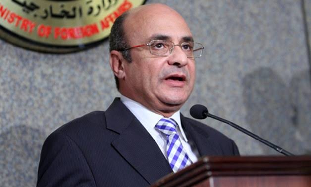 أول تعليق من وزير العدل على إلغاء خانة الديانة في البطاقة" المصريين ميهمهمش الأسم ولا الدين في المعاملات " علق المستشار عمر مروان، وزير العدل، على فكرة إلغاء خانة الديانة من بطاقة الهوية، مشددًا على أنه يجب وجود ورقة رسمية تثبت تلك الديانة لكون هناك حقوق متعلقة ومتأصلة بناء على تلك الشهادة تخص الطلاق والزواج وخلافه. وأضاف "مروان"، في مداخلة هاتفية خلال برنامج "كلمة أخيرة" الذي تقدمه الإعلامية لميس الحديدي على قناة "ON"، مساء اليوم السبت، أنه حتى الآن لا توجد مشاريع قوانين مقدمة بهذا الشأن. وحول رأيه بصفة شخصية، قال المستشار عمر مروان: "لا أعتقد أن وجود خانة الديانة في الأوراق الرسمية يسبب مشاكل فالاسم وحده قد يعكس الهوية لما أقول واحد اسمه جورج أو محمد هنعرف الديانة؟، هل دي هي المشكلة؟، والاستثناءات في التعامل مع أفراد الشعب بسبب الدين أو الاسم هي قلة قليلة، لكن الأغلبية الساحقة من المصريين مايفرقش معاهم دين أو اسم في أي معاملة". تابع: أن وجود اسم الديانة في الأوراق الرسمية سواء بطاقة شخصية أو شهادة ميلاد ليس ذو أولوية حالة لعدم وجود مشاكل ضاغطة من وجودها قائلًا: "بالنسبة لي وجود خانة الديانة في بطاقة أو شهادة ميلاد مش مشكلة أو أي أوراق رسمية مش مشكلة لكن ما تم التعارف عليه والأسهل والأيسر كان البطاقة الشخصية".