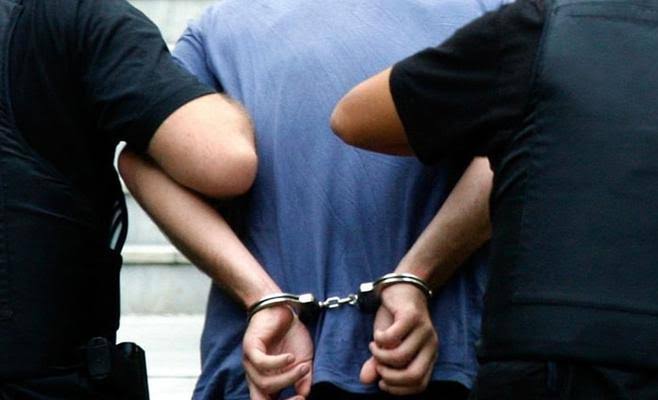 بعد القبض على أكبر موزع..سقوط أكبر تاجر "شادو" بالشدية  كتبت: سهيلة هاني ألقت قوات الأمن بمحافظة القليوبية القبض على أكبر "تاجر" شادو بمدينة بنها بمنطقة الشدية، وجاء ذلك خلال حملة شنها قسم أول بنها استهدف فيها تلك العناصر الإجرامية، وتم تحرير محضر بالواقعة. وكانت قد وردت معلومات لرئيس مباحث قسم أول بنها الرائد محمد عماد، ومعاون المباحث النقيب أحمد الخولي، بوجود تلك العناصر الإجرامية في منطقة الشدية ببنها، وبالفعل تم القبض على أكبر تاجر شادو المعروف باسم "شريف اللول" وبحوزته كمية كبيرة من مُخدر "الشادو" بالشدية. إقرأ المزيد:قوات الأمن تتمكن من القبض على أكبر موزع مخدرات” بالشدية” ببنها وجاء ذلك بناء على توجيهات اللواء عبد الحميد الهجان محافظ القليوبية، واللواء محسن شعبان مدير أمن القليوبية، بالوقوف بالمرصاد لمروجي هذا السم وكل العناصر الإجرامية الأخري. 