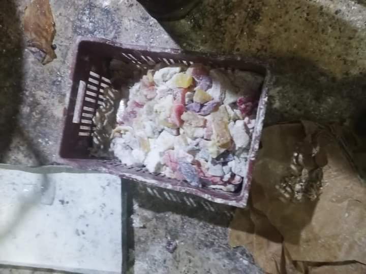 أعلنت وزارة الصحة والسكان، ضبط وإعدام 27 طن و239 كيلو جرام حلوى وأغذية متنوعة، و605 لترات من العصائر والمياه المعبأة غير الصالحة للاستهلاك الآدمي، وذلك ضمن الحملات الدورية المكثفة التي نفذتها الإدارة العامة لمراقبة الأغذية على المنشأت الغذائية على مستوى محافظات الجمهورية خلال الفترة من 29 سبتمبر الماضي وحتى أمس السبت، بالتزامن مع الاحتفالات بالمولد النبوي الشريف، حرصًا على صحة وسلامة المواطنين. وأوضح الدكتور خالد مجاهد مساعد وزيرة الصحة والسكان للتوعية والتواصل المجتمعي والمتحدث الرسمي للوزارة، أن تلك الحملات تأتي في إطار توجيهات الدكتورة هالة زايد وزيرة الصحة والسكان، بإحكام الرقابة على المنشآت الغذائية، والتأكد من سلامة الغذاء المقدم للمواطنين، مؤكدًا اتباع الوزارة إجراءات استباقية لتوفير غذاء آمن وصحي للمواطنين. وأشار "مجاهد" إلى المرور على 1407 منشآت غذائية على مستوى محافظات الجمهورية، وذلك للتأكد من استيفائها للاشتراطات الصحية الواجب توافرها في المنشآت الغذائية، لافتاً إلى إعدام 11 طن و807 كيلو جرام من الحلوى والأغذية المتنوعة و605 لترات من العصائر والمياه المعبأة غير صالحة للاستهلاك الآدمي. ومن جانبه قال الدكتور علاء عيد، رئيس قطاع الطب الوقائي، إنه تم ضبط 15 طن و432 كيلوجراماً من الأغذية المتنوعة والحلوى، للشك في صلاحيتها للاستهلاك الآدمي، كما تم سحب 3 آلاف و884 عينة من المواد الخام للحلويات والأغذية المتنوعة للوقوف على مدى صلاحيتها للاستهلاك الآدمي وإرسالها للتحليل بمعرفة المعامل المركزية والإقليمية التابعة لوزارة الصحة. ولفت "عيد" إلى تحرير 1576 محضرًا حيال المخالفات التي تم رصدها خلال المرور طبقاً للقرارات والقوانين الوزارية المتبعة في هذا الشأن، كما تم إيقاف تشغيل 232 منشأة غذائية لمخالفتها الاشتراطات الصحية الواجب توافرها، مؤكداً استمرار الرقابة الدورية على المنشآت الغذائية، واتخاذ كافة الإجراءات القانونية تجاه المخالفين حفاظًا على الصحة العامة للمواطنين.