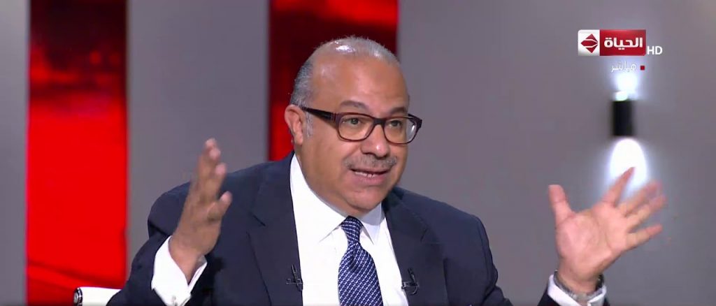 أكد الدكتور إبراهيم العشماوي، مساعد وزير التموين والتجارة الداخلية، إنه كان هناك توقعات قبل جائحة كورونا أن يشهد الاقتصاد العالمي معدلات نمو تصل إلى 6%، وما حدث بعد الجائحة أنه حدث تباطؤ كبير في الاقتصاد ووصل معدل النمو 3.9%، مشيراً إلى أن حجم الاقتصاد العالمي 87 تريليون دولار، وهو إجمالي ما ينتج في العالم من سلع وخدمات من 193 دولة. وأوضح "عشماوي" خلال لقائه مع الإعلامي محمد مصطفى شردي، ببرنامج "الحياة اليوم" الذي يذاع على قناة الحياة: "عندما حدثت جائحة كورونا حدث انكماش في الإنتاج العالمي، وصاحبه زيادة سعرية في العديد من المنتجات، وزاد سعر الغاز على سبيل المثال 5 أضعاف سعره الطبيعي، ولكي تعود الأسعار كما كانت فإنها ستستغرق بعض الوقت ولن تعود بشكل سريع، وهناك موجة تضخمية تجتاح العالم، من المتوقع أن تستمر لمدة تمتد من عام إلى عامين". وقال: "عشماوي" ان ما يحدد سعر المنتج، هو حجم المخزون والبدائل المتوفر للمنتج، لذلك فإن في عدم توافر تلك العناصر، يؤدي إلى ارتفاع أسعار السلع، وما يثير الذعر في العالم كله الآن هو دخول العالم في حالة من الركود العالمي، بسبب عزوف الناس عن شراء السلع واستمرار ارتفاع الأسعار، وهناك سلع زاد سعرها الضعف على مستوى العالم، مثل سعر زيت الصويا". وتابع: "بالنسبة للسوق المصري، نحن نصل لقمة الزيادة السعرية، وبعدها السوق يعود مرة أخرى إلى التوازن السعري، وخلال الفترة الماضية لم يشعر المواطن المصري بأي نقص في السلع الاستهلاكية طوال جائحة كورونا، وذلك يعود لوجود مخزون امتد لشهور داخل مخازننا للسلع الاستهلاكية، ونحن لاحظنا أن حجم الاستهلاك خلال فترة كورونا بدأ في التضاعف، فكان لزاما على الدولة أن تزيد في حجم المعروض".