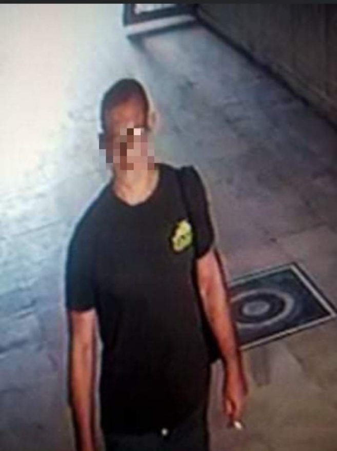 شهدت مدينة بنها حادثة بشعة ، ليست الأولي من نوعها ألا وهي: التعدي علي طفلة تبلغ من العمر سنتين ونصف أثناء إنتظارها لأخيها في "حوش" العمارة. بدأ الأمر عندما ذهب تلك الطفلة مع أخيها لشراء بعض الأشياء من الشارع ، وانتظرت الطفلة أخيها ب"حوش" عمارة بشارع الصفا والمروة ، والمتفرع من شارع الموقف بمدينة بنها. وأثناء إنتظار الطفلة ظهر رجل ، وإنتظر حتي تأكد أن لا أحد يراه ، ثم إختلي بالطفلة ووضع عضوه الذكري بفمها ، وضبطه بواب العماره لكن المجرم إستطاع أن يلوذ بالفرار. وتناشد أم الطفلة الشرطة بضرورة الإسراع في القبض علي ذلك المتهم.