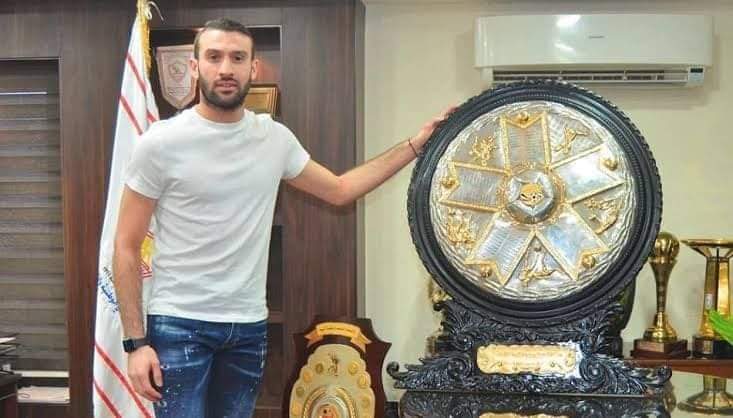 كتبت: إيمان محمد أشار خالد جلال المدير الفني لفريق البنك الأهلي، أنه كان يريد ضم عمر كمال عبد الواحد لكن رغبه اللاعب قد حسمت الأمر. وصرح خالد خلال حواره ببرنامج الماتش الذي يقدمه الإعلامي هاني حتحوت عبر قناة صدى البلد : "كنت بحاجه لعمر كمال عبد الواحد لكن رغبته كانت الانضمام لفيوتشر". وأضاف: "الموسم الحالي هو الأول الذي أبدأ فيه مع فريق منذ بداية الموسم، أمير عزمي مجاهد رحل برغبته وعلى تواصل معي". وأنهي تصريحاته: "المدير الفني صاحب الشخصية القوية قرار وأنا لا أعود في قراراتي".