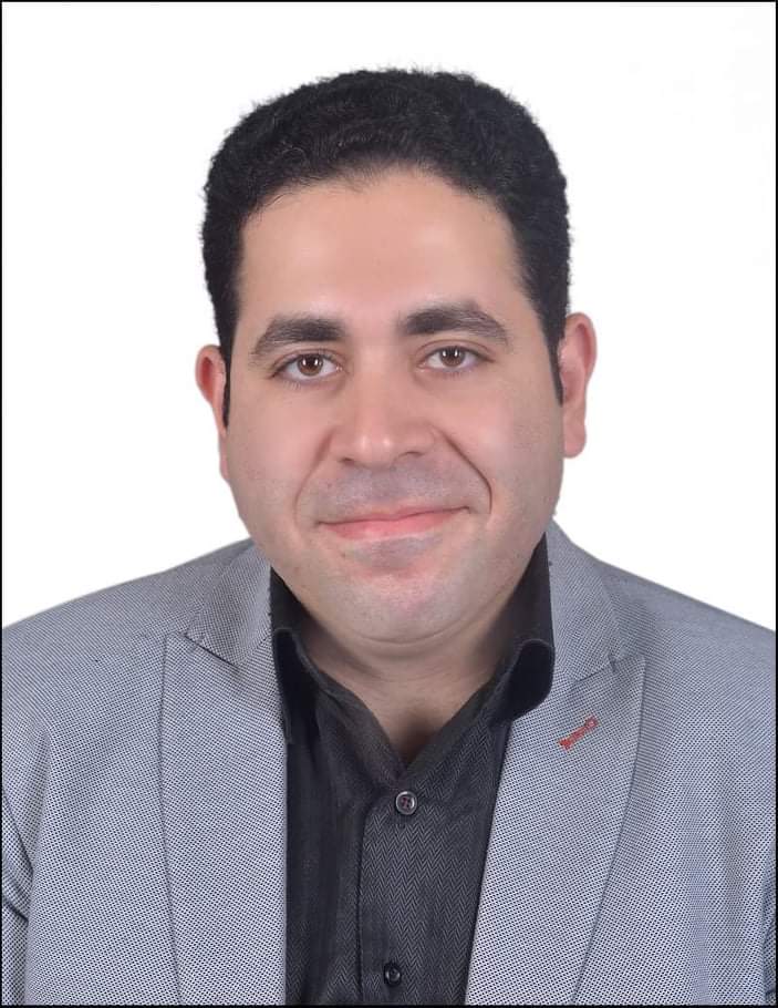 المشيمة بشكل طبيعي ترتبط بجدار الرحم، لكنها لا ترتبط بعضلات الرحم، أما المشيمة الملتصقة فهي المشيمة التي تطورت في الرحم بصورة غير سليمة تمنع انفصالها السليم عن جدار الرحم بعد ولادة المولود ، ويتطلب ذلك الامر تدخل الطبيب واتخاذ الاجراء السليم اثناء ازالتها . الحالات الأكثر عرضة والعوامل المساعدة: --- أن نوع المشيمة يتم تحديدها عن طريق متابعة الحامل الطبيعية بالسونار سواء كانت طبيعية أو ملتصقة أو متقدمة حيث أن المشيمة الطبيعية مكانها الجزء العلوي من الرحم، ولكن المشيمة المتقدمة تكون أسفل رأس الجنين ، وبالتالي يغطي جزء منها عنق الرحم أو تغطيه بالكامل، ويطلق عليها المشيمة المتقدمة لأنها تسبق رأس الجنين عند عنق الرحم، وبالتالي تعيق الولادة الطبيعية وتلك المشيمة المتقدمة تكون عامل رئيسي في حدوث المشيمة الملتصقة. والعوامل التي تزيد احتمالات أن تكون المشيمة سابقة للطفل( متقدمة) او ملتصقة هي: -الحمل في سن كبير -الحقن المجهري -الولادات القيصرية المتعددة، حيث انه في الفترات الاخيرة كانت قد ازدادت نسبة الولادات القيصريه بنسبة اكبر من المعدل الطبيعي . حيث انه إذا زُرعت المشيمة على جروح قيصريات سابقة تكون مشيمة ملتصقة أو منغرسة بشكل أكبر أو مخترقة لجدار الرحم. -الاورام الليفية. التشخيص: التشخيص الجيد يكون عليه العامل الأكبر في الحفاظ على حياة الأم والجنين. بداية التشخيص المبكر تكون عن طريق الاشعة التليفزيونية اثناء متابعة الحمل مع التاكد من وجود بعض العلامات المنذرة، كالنزيف المهبلي اثناء الحمل ومتابعه العوامل المساعدة لحدوث المشيمة الملتصقة كالاورام الليفيه و الولادات القيصرية المتعددة و مدى قرب المشيمه من جرح القيصرية. يتم ايضا عمل اشعة دوبلر، لتحديد مدى اختراق الاوعية الدموية بالمشيمة لجدار الرحم و الانسجة المجاورة كالمثانه البوليه والامعاء. وبناءا على ذلك يتم تحديد درجة المشيمه الملتصقة و الطريقة الجراحية اللازمة للتعامل معها. المضاعفات مواجهتها: المضاعفات التي قد تلحق بالحامل نتيجة عدم أو سوء التشخيص، مثل النزيف أثناء فترة الحمل أو النزيف الحاد أثناء الولادة ومثل الولادة المبكرة . ذلك النزيف قد يستدعي استئصال الرحم، أو ينتج عنه إصابات للمثانة، والأمعاء، والحالب ولكن مع التشخيص المبكر والدقيق مع اخذ الاحتياطات والاجراءات اللازمة كحجز الدم المطلوب وتحديد الطريقة الجراحية اللازمة و المناسبه في مثل تلك الحالات تكون المضاعفات والمخاطر اقل وتكون فرصة الحفاظ على الرحم افضل كثير . العلاج: يتم وضع خطة للولادة مسبقا مع حجز الدم اللازم وذلك لاستخدامه اثناء الولادة و مع شرح التفاصيل لاهل المريضة ويتم التعامل جراحيا طبقا لدرجة الاختراق بجدار الرحم و الخاصة بالمشيمة الملتصقة ، وذلك لفصل المشيمة اما عن طريق استئصال الرحم و اما عن طريق استئصال جزء من جدار الرحم فقط مع الحفاظ على الرحم .