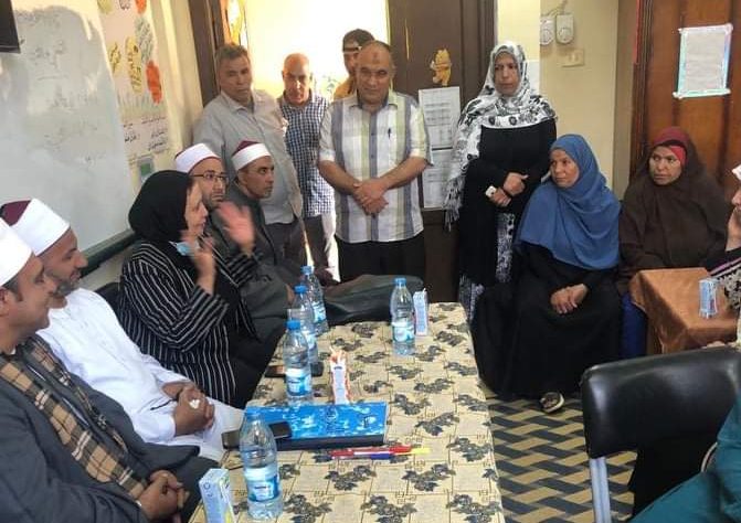 في اطار مبادرة حياة كريمة والتعريف بجلسات الدوار واهدافها واهميتها نفذ فرع المجلس القومي للمرأة بالقليوبية برئاسة شيرين بركات مقرر الفرع بالتعاون مع مديرية الأوقاف بالقليوبية اللقاء التوعوي الثالث بقرية الشوبك التابعة لمركز شبين القناطر للقيادات والشخصيات التنفيذية والمجتمعية بشبين القناطر . وقالت شيرين بركات مقرر فرع المجلس القومي للمرأة بالقليوبية أن اللقاء استهدف عدة محاور بشأن مساوئ المشكلة السكانية والتوعية بأهمية تنظيم الأسرة والارتقاء بأسرتها، وكذلك ضرورة مواجهة ارتفاع عدد السكان بما يمثله من عبء كبير على الدولة ومقدراتها، مضيفة أن جميع أطياف المجتمع شركاء في مواجهة القضية السكانية. وأوضحت أن اللقاء استهدف التعريف بالمجلس القومي للمرأة وأهدافه وأنشطته والخدمات التي يقدمها للمرأة وذلك بحضور مائة من الشخصيات القيادية والتنفيذية والمجتمعية والعشرات من سيدات القرية. وقالت إن لقاء جلسات الدوار الذى يتبناه المجلس القومي للمرأة عقد بمدرسة الشهيد حسن شديد الإعدادية بقرية الشوبك بمركز شبين القناطر، وحضر الشيخ محمد مصطفى عمران مفتش بالأوقاف بغرب شبين القناطر نيابة عن فضيلة الشيخ صفوت ابو السعود وكيل وزارة الأوقاف بالقليوبية، وعلى سالم العماوي عمدة القرية و سلامة مطاوع مدير مدرسة الشهيد حسن الإعدادية بقرية الشوبك شبين القناطر، وعددا من الأئمة والخطباء بالأوقاف.