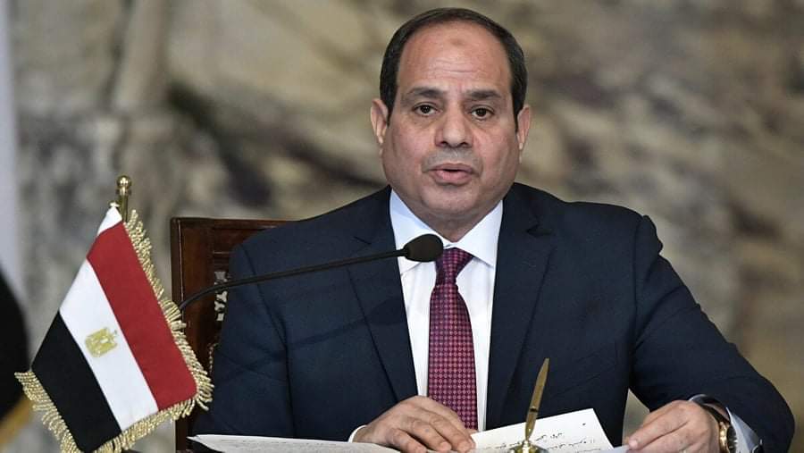صرح الرئيس عبد الفتاح السيسي عن إلغاء حالة الطوارئ في جميع أنحاء البلاد. وقال السيسي أن الشعب المصري هو الصانع الحقيقي لهذا القرار علي مدار السنوات الماضية بمشاركته الصادقة في كافة جهود التنمية والبناء. وأضاف السيسي اليوم الاثنين عبر صفحته الشخصية بموقع التواصل الاجتماعي "فيسبوك" قائلًا "يسعدني أن نتشارك معًا تلك اللحظة التي طالما سعينا لها بالكفاح والعمل الجاد ، فقد باتت مصر بفضل شعبها العظيم ورجالها الأوفياء ، واحة للأمن والإستقرار في المنطقة ومن هنا فقد قررت، ولأول مرة منذ سنوات، إلغاء مد حالة الطوارئ في جميع أنحاء البلاد.