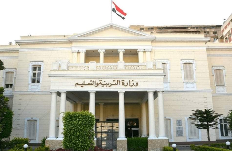 أعلن مصدر مسئول بوزارة التربية والتعليم، أنه لا يمكن تخفيف مناهج الصف الرابع الابتدائي، أو دراسة هذا الأمر من الأساس، لارتباط المناهج الجديدة بخطة تربوية متكاملة، ومترابطة مع بعضها. وأشار ان ما درسه الأطفال من رياض الأطفال حتى الثالث الابتدائي، يتم استكماله في مناهج الصف الرابع، وهكذا. وأضاف المصدر، أن الحديث عن تخفيف مناهج الصف الرابع الابتدائي "كلام غير علمي"، لأن المنهج وضعه متخصصون في كل مادة على حدة، وبناء على معايير دولية، ترتبط بما يجب أن يدرسه الطفل في هذه المرحلة العمرية، والمستهدف من كل منهج على حده. ولفت المصدر النظر إلى أن اختبارات الصف الرابع الابتدائي كما هي دون تغيير، بنفس المناهج المقررة، على أن يتم تنفيذ أول اختبار بعد مرور شهر من بدء الدراسة، أي في حدود التاسع أو العاشر من شهر نوفمبر المقبل.