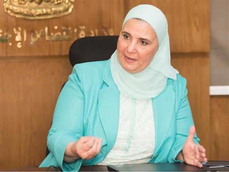 التضامن: صرف 4.3 ملايين جنيه تعويضات لـ 123 من مضاري حريق بسوهاج صرحت نيفين القباج وزيرة التضامن الاجتماعى بأنه نظرا لكبر حجم الخسائر الناجمة عن حادث حريق باكيات معرضي بورسعيد وطيبة والذى وقع بمحافظة سوهاج في منتصف شهر يوليو الماضي، تم تيسير الأمور وقواعد الصرف العاجلة لحالات الكوارث والنكبات العامة والفردية. وأفادت القباج أنه تم زيادة مبلغ التعويض لتصل إلى 35 ألف جنيه لكل مضار بدلًا من 10 آلاف جنيه من التضامن الاجتماعي، بالإضافة إلي 15 ألف جنيه من بنك ناصر الاجتماعى لكل مضار بما يتناسب مع الضرر الحادث. وذكرت القباج أنه فور وقوع الحادث في 11/7/2021 قامت لجنة إغاثة مشكلة من مديرية التضامن الاجتماعى بمحافظة سوهاج بحصر التلفيات والخسائر الناجمة عن الحادث وتم اتخاذ إجراءات التحري اللازمة لتحديد المضارين ومدى استحقاقهم للتعويضات، موضحة أن عدد المضارين الذين تم صرف مساعدات استثنائية لهم قد بلغ 123 مضارًا بإجمالي مبلغ 4,3 ملايين جنيه مصري. يذكر أنه قد اندلع حريق في معرضين تجاريين فجر يوم 11/7/2021 ببندر طهطا بمحافظة سوهاج والتهمت النيران جميع محتويات المعرضين من بضائع تجارية متنوعة كالملابس ومستحضرات التجميل والخردوات والمفروشات وأجهزة كهربائية وأدوات المطابخ والمنازل، ووفقاً للجان المشكلة من وزارة التضامن الاجتماعي والغرف التجارية فقد قدرت الخسائر المادية بنحو 4 ملايين جنيه.