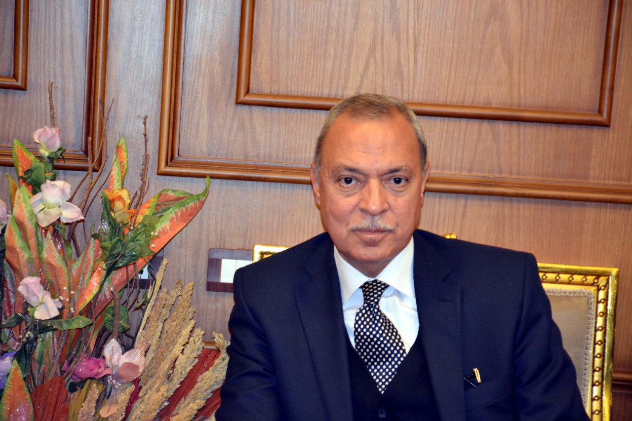كتب: السيد يوسف استجاب اللواء عبد الحميد الهجان محافظ القليوبية، للشكوى المقدمة من أولياء الأمور ضد مدرسة ميت الدريج الابتدائية التابعة لإدارة كفر شكر التعليمية، لما بدر من إدارة الإشراف والمتابعة بالمدرسة وبعض المدرسين بالمدرسة من تنمر ومفاضلة بين الطلاب والطالبات بالمدرسة في اليوم الأول للدراسة. حيث تم غلق أبواب المدرسة مكبلة بالسلاسل في وجهه أولياء الأمور، وأمتثل أولياء الأمور الى الأمر بعدم السماح بالصعود إلى الفصول لتسكين أولادهم، احتراما لتعاليم المدرسة، مؤكدين علي درايتهم بالأمر. وتفاجئ أولياء الأمور بفتح تلك الأبواب أمام بعض المدرسين والمدرسات بالمدرسة مصطحبين عدد كبير من المعارف وابنائهم إلى الفصول وتمكينهم من الجلوس قبل بدأ الطابور، وحينما اعترض بعض الأمور على ذلك مرددين؛ لا تتنمروا على اولادنا هما اولادكم اولاد عليةٌ القوم، وأولادنا من حسالة القوم، ومن ثم بدأ الرد عليهم من قبل المدرسات قائلين؛ دى مدرستنا ونعمل إلى احنا عاوزينوا ودول اولادنا نسيبهم يتبهدلوا يعني. وعلى الفور تم رفع الأمر إلى اللواء عبد الحميد الهجان محافظ القليوبية، وتم اتخاذ اللازم فورا، وكلف لجنه من مديرية التربية والتعليم بالقليوبية بتقصي الامر، فيما افادت اللجنة بصحة ما جاء بالشكوى المذكورة، وتم تحويل إدارة المدرسة وهيئة الإشراف والمتابعة بالمدرسة إلى التحقيق بالشؤون القانونية . ووجهه أولياء الأمور كافة الشكر والتقدير والاحترام للقيادات التي تستجيب إلى متطلبات وشكاوى المواطنين في الحال .