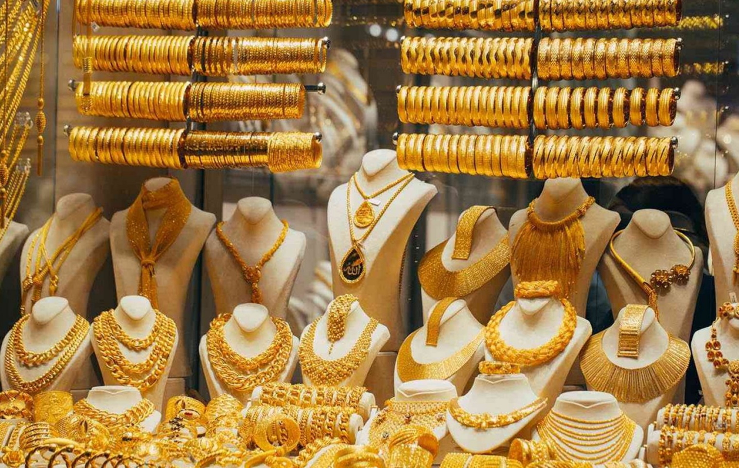 سجلت أسعار الذهب صباح اليوم ، ارتفاعا جديدا مع بداية التداول فى آخر أيام الاسبوع بالبورصة العالمية، حيث ارتفع سعر الذهب عالميا في التعاملات الفورية والعقود الآجلة. و ارتفع سعر الذهب في مصر بقيمة 2 جنية عن أسعار الأمس. حيث سجل عيار 24 ،سعر 894 جنيها . بينما سجل متوسط سعر الذهب عيار 21، 779 جنيها . وجاء سعر عيار 18 ، في تعاملات اليوم 672 جنيهًا فى التعاملات . أما سعر الجنية الذهب ، فقفز سعر الجنيه الذهب اليوم في مصر نحو 6264 جنيه .
