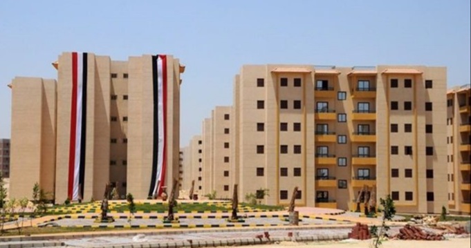 أعلنت هيئة تعاونيات البناء والإسكان، عن كراسات الشروط الخاصة ب 50 وحدة سكنية بمدينة 15 مايو ، والتي تستمر الهيئة بطرحها، حتى يوم الخميس الموافق 28 أكتوبر الجاري، بمقر الهيئة الرئيسي بمدينة نصر. و سيتم إجراء القرعة العلنية لتخصيص الوحدات السكنية بين المتقدمين في تمام الساعة الحادية عشر صباحاً، يوم الأربعاء الموافق 10 نوفمبر المقبل بمقر الهيئة الرئيسي. ومن أهم شروط التقدم لحجز الوحدات المطروحة من هيئة تعاونيات الإسكان بمدينة 15 مايو : هى ألا يقل سن المتقدم عن 21 سنة. لا يحق للأسرة الواحدة التقدم لحجز أكثر من شقة . ألا يكون سبق تخصيص أو تملك وحدة مدعومة من الدولة. تخصص الشقق بنظام القرعة العلنية، وفى حالة المخالفة يحق للهيئة الغاء التخصيص واسترداد الشقة. وفى حالة عدم سداد قسطين متتاليين يتم الغاء التخصيص أو التعاقد.