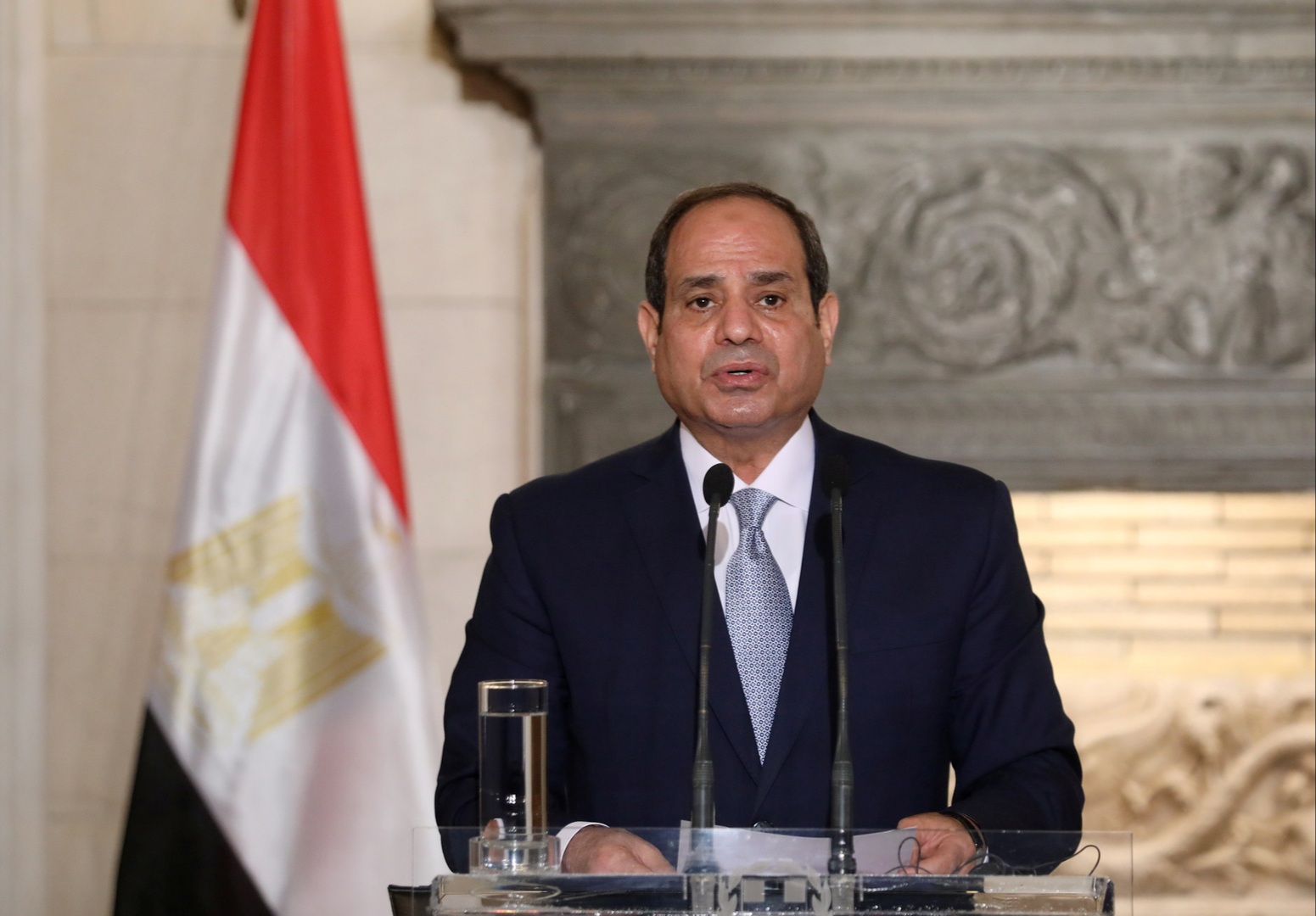 قال الرئيس عبدالفتاح السيسي، خلال كلمته في أسبوع القاهرة للمياه في دورته الرابعة، اليوم أن مصر أكثر الدول جفافا في العالم بأقل معدل لهطول الأمطار بين سائر الدول مما يجعل الاعتماد على النيل بشكل حصري  . وأضاف أن  نصيب الفرد في مصر من المياه لا يتجاوز 560 مترا مكعبا سنويا،  في حين أن الأمم المتحدة حددت خط الفقر المائي السنوي بـ 1000 متر مكعب للفرد. وأشار أن  حالة مصر تعتبر كنموذج ، لما يمكن أن يصبح عليه الوضع في العالم خلال المستقبل القريب، في ظل الندرة المائية وعدم التعاون العابر للحدود وفقا لقواعد القانون الدولي ذات الصلة.