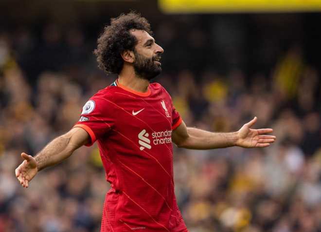 وصلت المفاوضات لتجديد عقد النجم الدولي محمد صلاح مع ليفربول، إلى طريق مسدود بسبب الاختلاف على المقابل المادي . وكشفت صحيفة «تايمز» البريطانية، أن رامي عباس وكيل محمد صلاح، طالب بحصول محمد صلاح على أكثر من 400 ألف جنيه إسترليني أسبوعيا، للموافقة على التجديد للريدز الأمر الذي ترفضه إدارة ليفربول لأنه يتعارض مع سقف الرواتب المحدد من جانب إدارة النادي. وأعرب صلاح من قبل عن رغبته في الاستمرار بالنادي، لكن الأمر ليس بيده.