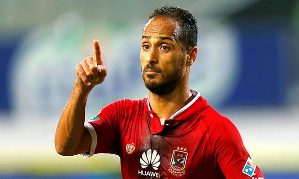 طمأن وليد سليمان، لاعب النادي الأهلي، جماهير القلعة الحمراء، على حالته الصحية، بعد الإصابة التي تعرض لها خلال مواجهة الحرس الوطني، بطل النيجر، أمس السبت. كتب وليد سليمان عبر حسابه الرسمي على موقع التواصل الاجتماعي "فيس بوك ": " الحمد لله أنا بصحة جيدة، وخرجت من المستشفى، وبشكر كل الناس اللي بعتتلي امبارح عشان تتطمن عليا، بس بعتذر لكل الناس اللي مقدرتش أتواصل معاهم امبارح ".   غادر وليد سليمان  المستشفى صباح اليوم، بعد استقرار حالته الصحية، بعد اصابته في مباراة الأمس  أمام بطل النيجر، والتي حسمها الأهلي بنتيجة 6 - 1.