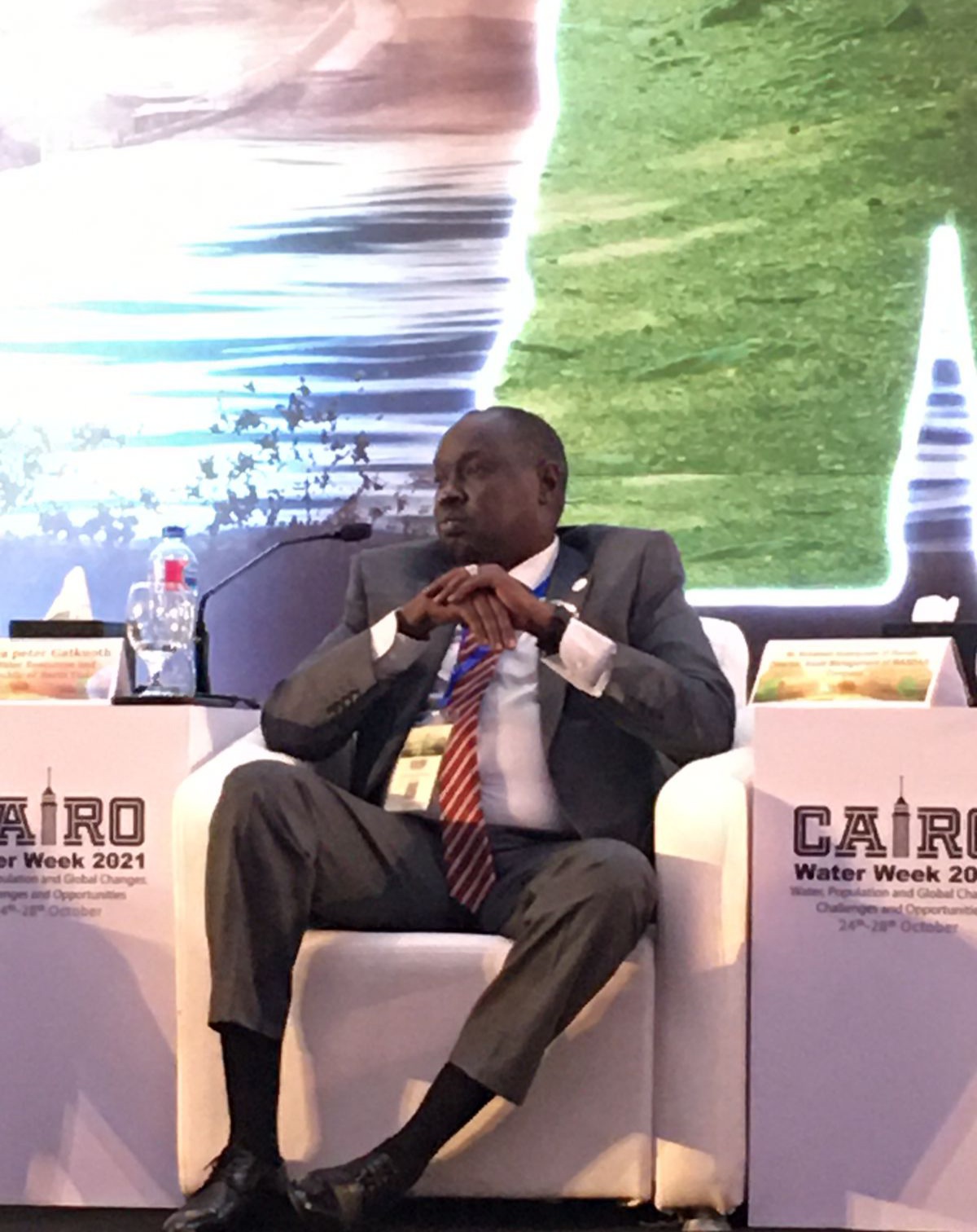 قال  وزير المياه والموارد المائية في جنوب السودان " ماوانا بيتر " في كلمته باليوم الرابع ، من أسبوع القاهرة للمياة  " إن جنوب السودان من أكثر المناطق في العالم زيادة في درجة الحرارة، بنسبة تصل إلى 53%؜ " ، وأكد علي احتمالية ارتفاع درجات الحرارة  أكثر  في السنوات المقبلة.  وأضاف أن جنوب السودان ، تتعرض إلى الكثير من الفيضانات التي تؤثر على مناطق وولايات كثيرة، مؤكدًا أن هذه الأوضاع تحدث على مدار الأعوام الثلاثة الماضية. وأشار  ماناوا،  أن هناك مقترح لإعادة إحياء قناة جونجولي، لافتًا إلى أنها أحد أكثر المناطق التي يمكن إقامة البنية التحتية لتخزين المياه بها في دولة جنوب السودان.