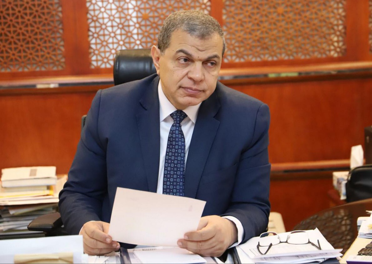 صرح محمد سعفان، وزير القوى العاملة،  عن قيام مديرية القوي العاملة بمحافظة القاهرة بتعيين 7028  شاباً، من بينهم 48 من ذوى الهمم والقدرات، بمنشآت القطاع الخاص والاستثماري .   من خلال شهادات القيد المرتدة «كعب العمل»، بمكاتب التشغيل التابعة للمديرية، وبلغ عدد المسجلين من راغبى العمل بتلك المكاتب 29893 شاباً . و تم توفير 59 فرصة عمل، واستخراج 1806 شهادة قياس مستوى مهارة، و 1989 رخصة مزاولة حرفة. بالإضافة الي إستخراج 167 ترخيص  جديد لعمل الأجانب، والتجديد لـ 253  أجنبياً وفقا لقانون العمل والقرارات الوزارية المنفذة ، التي تنظم تشغيل الأجانب على أساس  عدم مزاحمة العمالة الوطنية، والمعاملة بالمثل، وتنفيذ الاتفاقيات والتعاقدات.