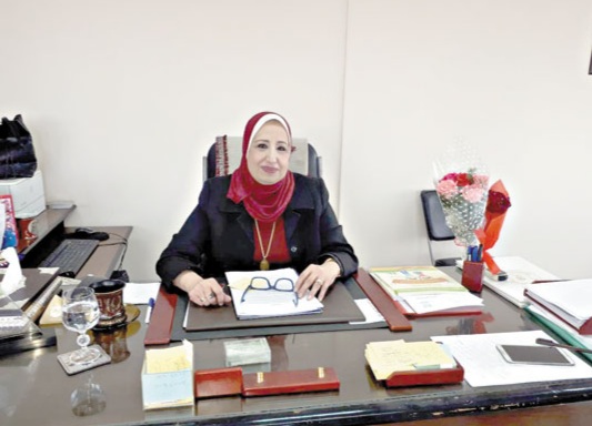 صرحت مدير مركز تطوير المناهج بوزارة التربية والتعليم " نوال شلبي " ، أن الوزارة قررت هذا العام ، السماح لطلاب الصف الرابع الابتدائي ، دخول امتحانات الدور الثاني بأربع مواد في امتحانات الدور الثاني بدلًا من ثلاث مواد. وأكدت أن الصف الرابع الابتدائي يوجد به نجاح ورسوب والمواد معتمدة على الفهم وليس الحفظ والتلقين. وأضافت د.شلبي ، وزير التعليم تناقش معنا في القرار الذي أصدره بشأن نظام التعليم والمقررات الدراسية للصف الرابع الابتدائي ، ودمج امتحاني شهري أكتوبر ونوفمبر معا في نهاية شهر نوفمبر وأوائل ديسمبر على مستوى المدرسة، بدلا من إجراؤها في 9 نوفمبر القادم ، وجاء القرار مراعاة لظروف تأخر تسليم كتابي العلوم والرياضيات لتلاميذ 4 ابتدائي، حيث رأى الدكتور طارق شوقي وزير التربية والتعليم أنه لا داعي لظلم تلاميذ 4 ابتدائي .