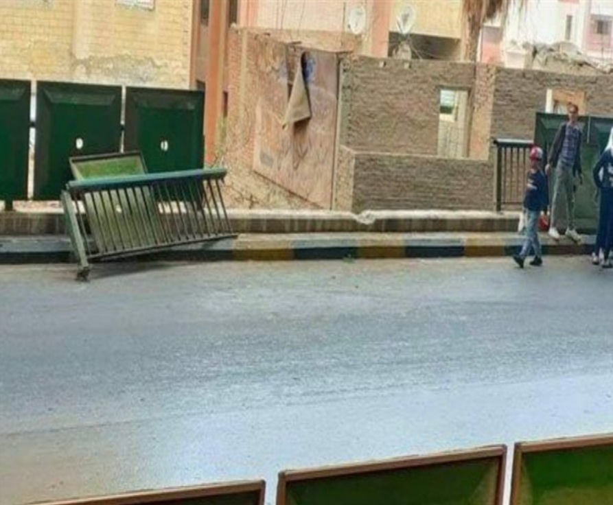 سقط السور الحديدي لكوبري محور صفط اللبن ، إثر تصادم سيارة ميكروباص مسرعة بالسور. ولم يسفر الحادث عن وقوع خسائر في الأرواح، وتم تحرير محضر بالواقعة . تلقت الإدارة العامة لمرور الجيزة، إخطارًا من شرطة النجدة، بوقوع حادث تصادم على محور صفط اللبن وتصادم سيارة ميكروباص بالسور الحديدي بالمحور وسقوط السور الحديدي أسفل الكوبري. وعلى الفور، انتقلت الأجهزة الأمنية بالجيزة إلى موقع الحادث، وتبين سقوط قطع حديدية من الحاجز الحديدي للمحور أسفل الكوبري، ولم يسفر الحادث عن وقوع خسائر في الأرواح، و تهشم جزء من السور، في الاتجاه القادم من أكتوبر ومتجه نحو الجيزة. وأوضحت المعاينة أن السرعة الزائدة من سائق السيارة واختلال عجلة القيادة بيده تسببا في وقوع الحادث .