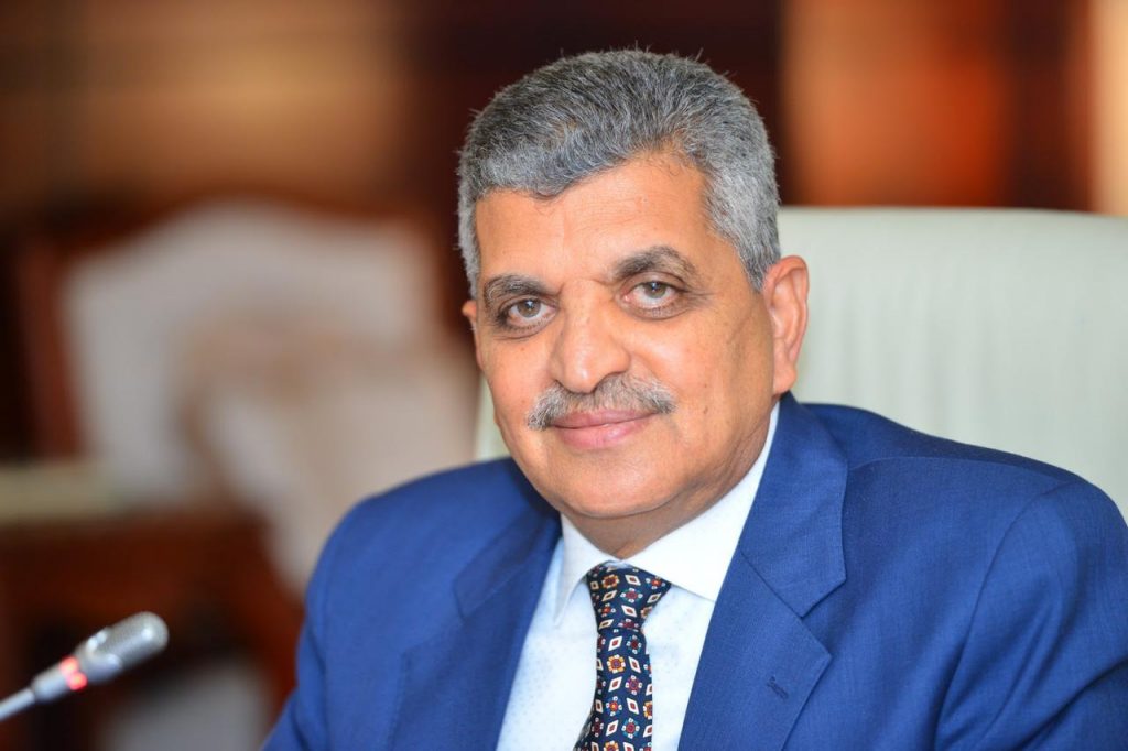قال الفريق أسامة ربيع رئيس قناة السويس، أن قرار زيادة رسوم العبور بالقناة، جاء نتيجة لحالة التغيرات الاقتصادية التي حدثت في العالم وبناءاً عليها تم عمل دراسات جدوى لهذا القرار، ووقع الاختيار بين نسبتي ال 5% و 7% وحينها تم اختيار الحل الأوسط وهو 6%. أكد " ربيع "، في مداخلة هاتفية ببرنامج يحدث في مصر الذي يقدمه الإعلامي شريف عامر المذاع على قناة ام بي سي مصر، أن المستثمرين رحبوا بهذا القرار وكانو بالفعل متوقيعين اصداره بأي وقت تزامناً مع حالة التدهور الاقتصادي التي تمر بها العالم الآن، والجدير بالذكر أن مصر تعد أرخص الدول التي تفرض رسوم على عبور الشاحنات من قناتها أوضح " ربيع "، أن القرار تم تنفيذ قرار زيادة ال 6% على جميع الشاحنات باستثناء الغاز المسال والسفن السياحية تضامناً بتأثير جائحة كورونا عليهما.