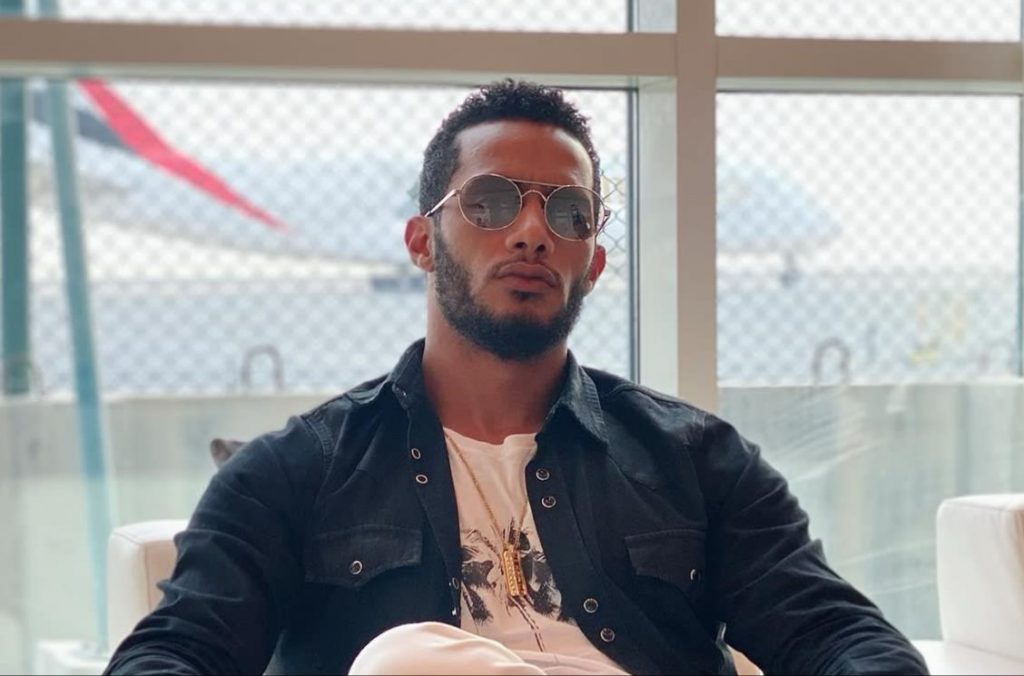 رفضت محكمة الطعن المقدم من المحامي أحمد الجندي ، وكيل محمد رمضان ، علي القرار الصادر بدفع تعوض 6 ملايين جنية للطيار الراحل أشرف أبو اليسر . كانت محكمةالقاهرة الإقتصادية قد قضت بإلزام محمد رمضان بدفع تعويض بمقدار 6 مليون جنية ، للطيار الراحل إثر إيقافة عن العمل بسبب أزمة صورة الطائرة عام 2019 . ذكرت الدعوي أن رمضان استغل صورة، الطيار من أجل الترويج لأغنية جديدة له سماها " مش بتفتش بالمطار " . 