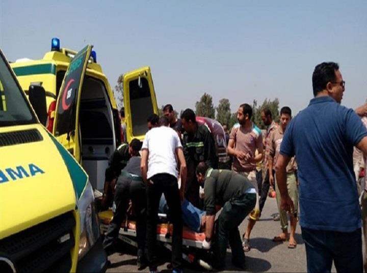 لقي  7 أشخاص مصرعهم  من بينهم طفل ،  صباح اليوم الجمعة، وأصيب آخر في تصادم حافلة بسيارة أجرة بطريق الخارجة - أسيوط . وعلي الفور انتقلت القوات الأمنية محل الواقعة ، وبالفحص تبين أن الحادث وقع بسبب اصطدام حافلة (أتوبيس) ، في سيارة أجرة 7 راكب بمنطقة الكيلو 180 بطريق الخارجة- أسيوط، أسفر عن مصرع جميع ركاب سيارة الأجرة، واندلعت النيران فيها إثر التصادم مما تسبب في تفحم جثث المتوفيين، وأصيب سائق الحافلة بجروح وكدمات متفرقة بالجسم. وتم التعرف على هوية 3 جثث وهم محمود عبد الشافي محمود "21 عاما"، محمد ومقيم مركز أبو تشت في محافظة قنا، محمد السيد محمد عنبر "39 عاما "، ومقيم بورفؤاد في محافظة بورسعيد، وملاك مكرم يوسف 28 عام "، ومقيم حي الزهور بمدينة الخارجة. فيما أصيب سائق الحافلة وهو محمد عوض محمد "45 عام " بجروح وكدمات متفرقة. ونقلت الجثث لمشرحة مستشفى أسيوط الجامعي، وتحرر محضر بالحادثة، وأبلغت النيابة العامة لتحقيق